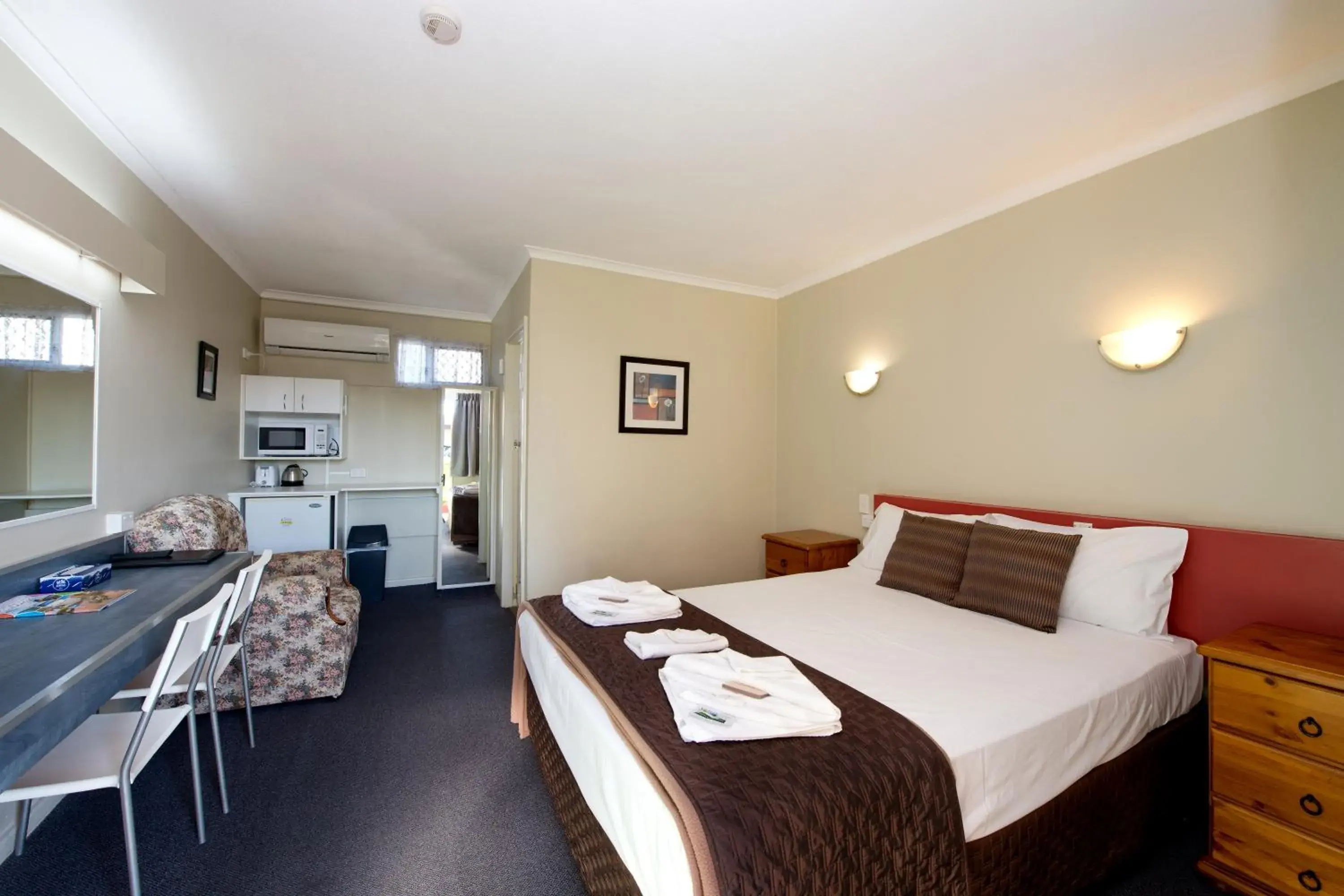 Standard Queen Room in Mineral Sands Motel Standard Queen Room in Mineral Sands Motel