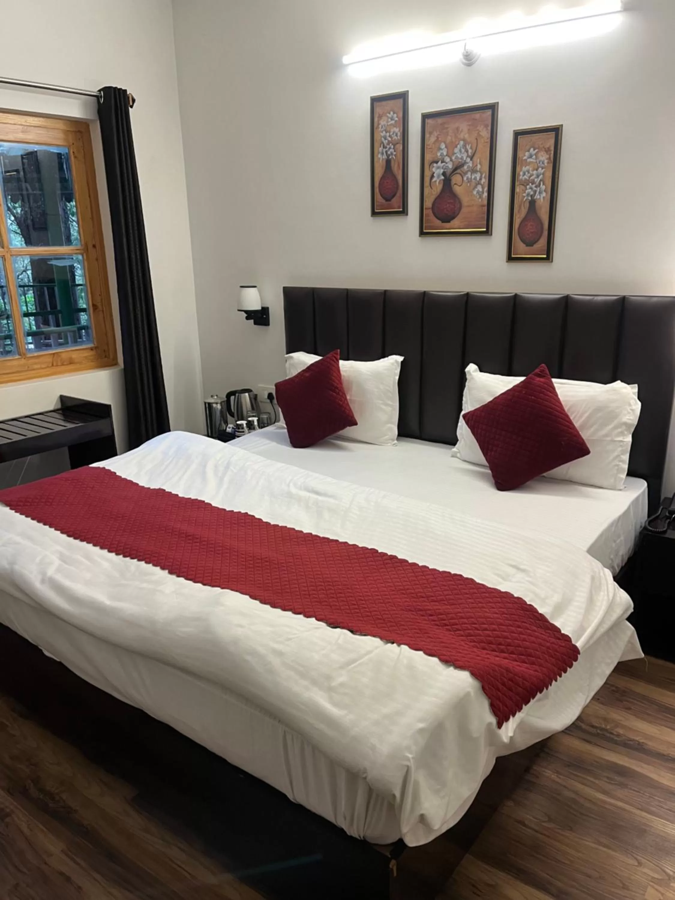 Bedroom, Bed in Cedar Woods Resort