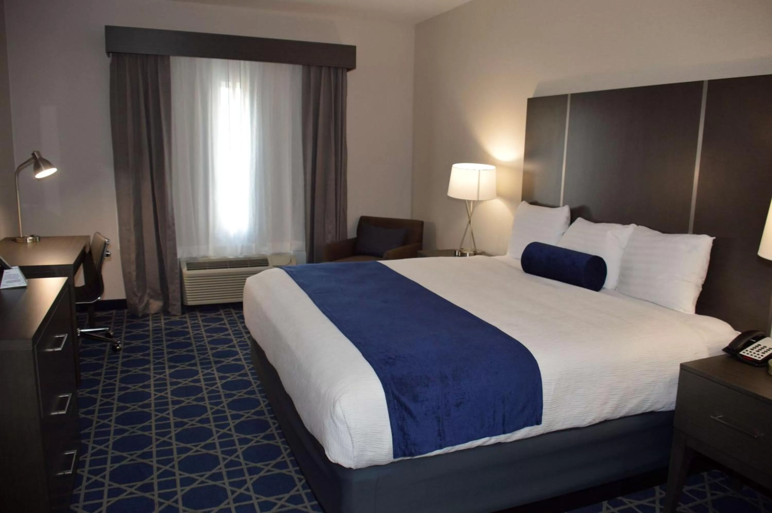 Photo of the whole room, Bed in Best Western Plus Longview – University Hotel