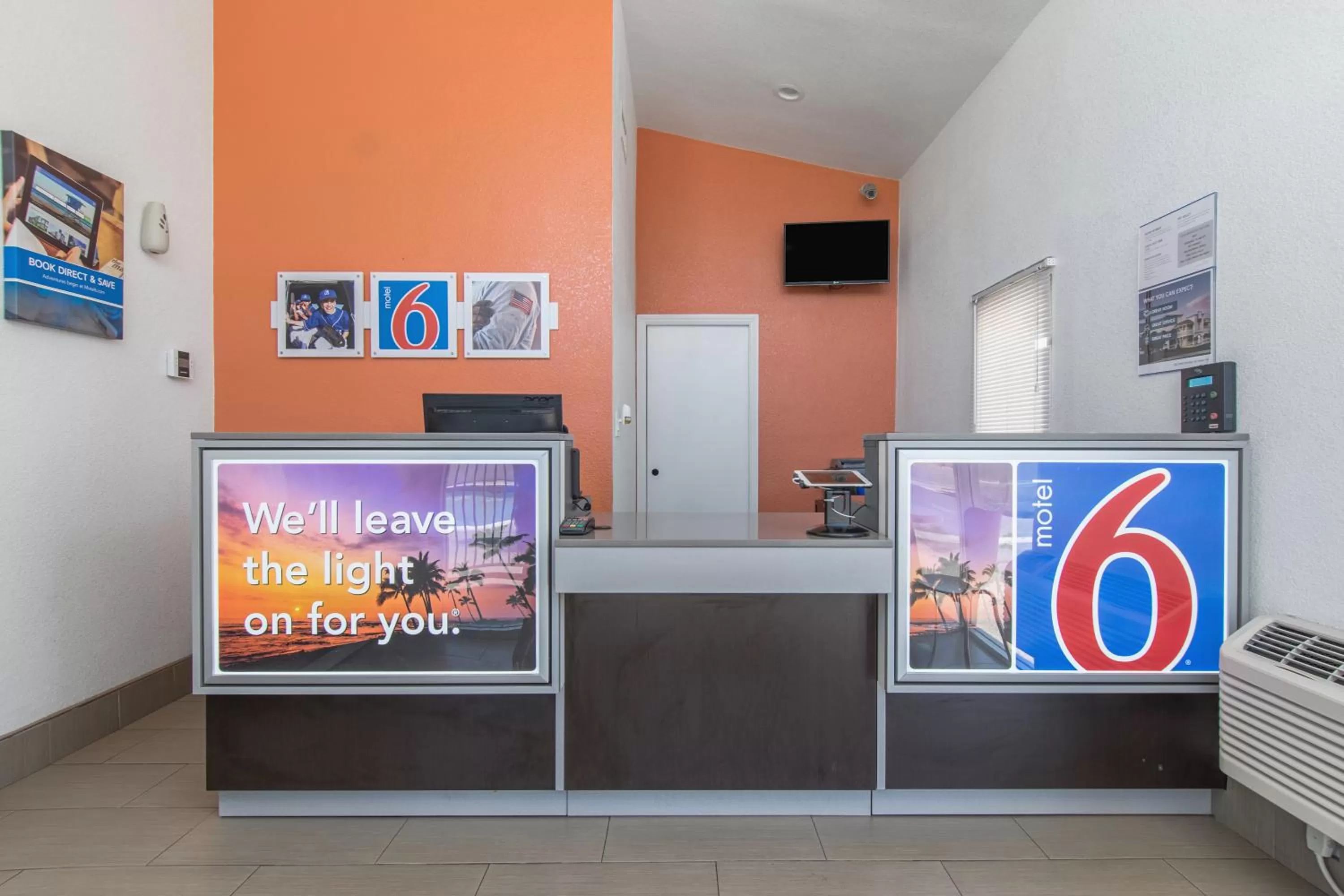 Lobby or reception in Motel 6 Bakersfield