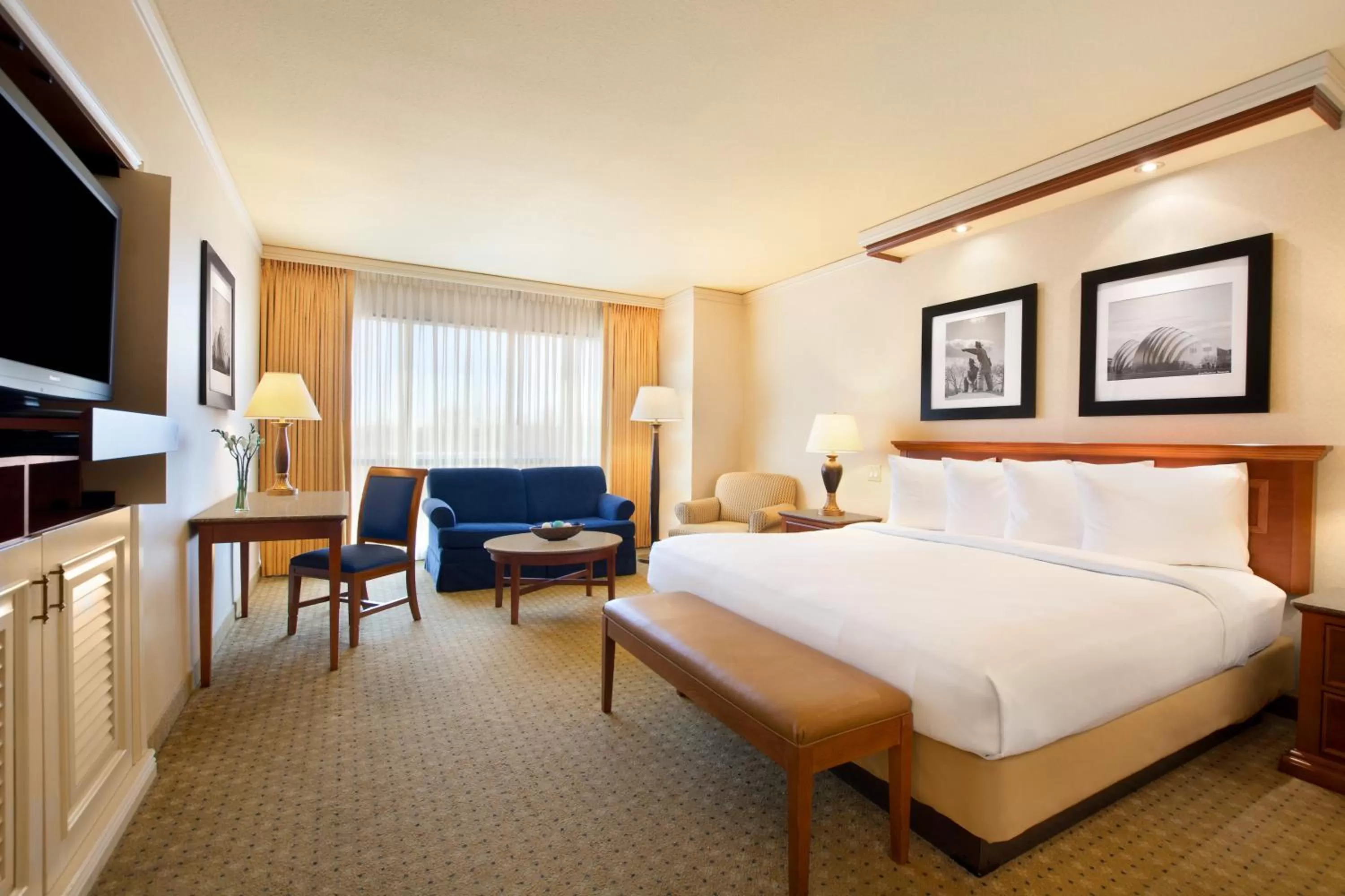 LV Tower - Premium King Smoking in Harrah's Kansas City, A Caesars Destination