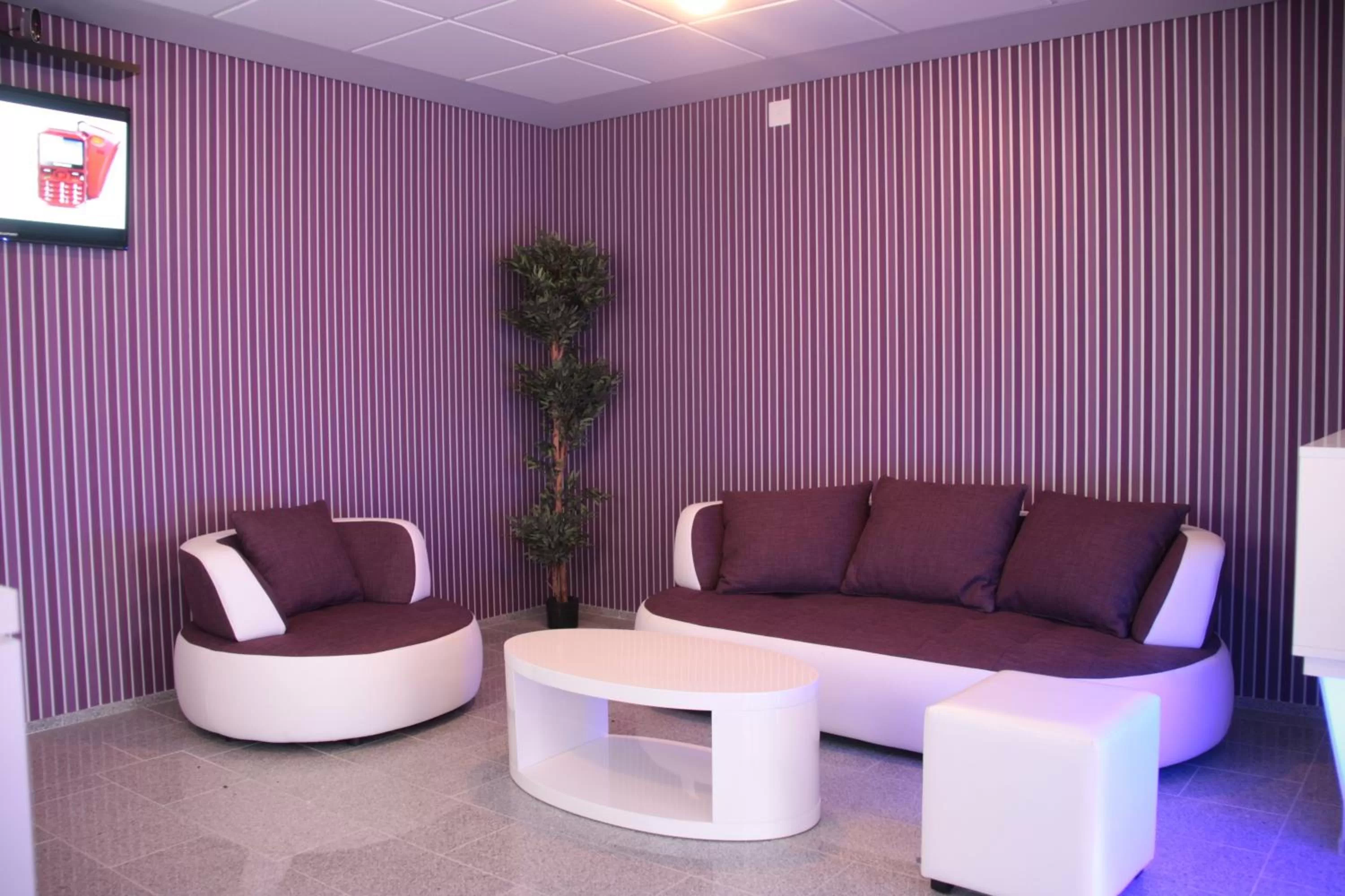 Communal lounge/ TV room, Seating Area in Apartmani i Bungalovi TROJKA