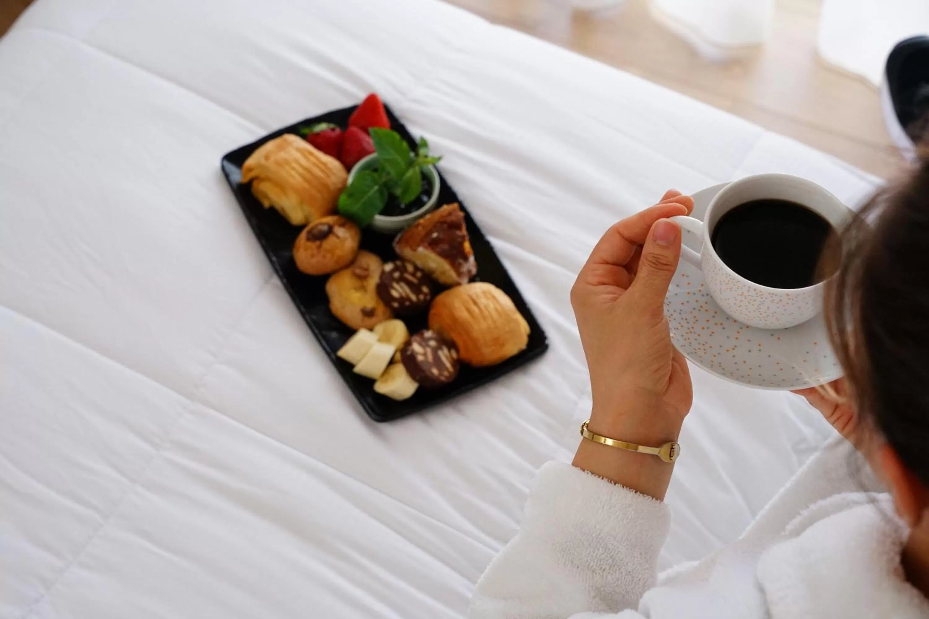 Coffee/tea facilities, Bed in Doanesia Premium Hotel & Spa