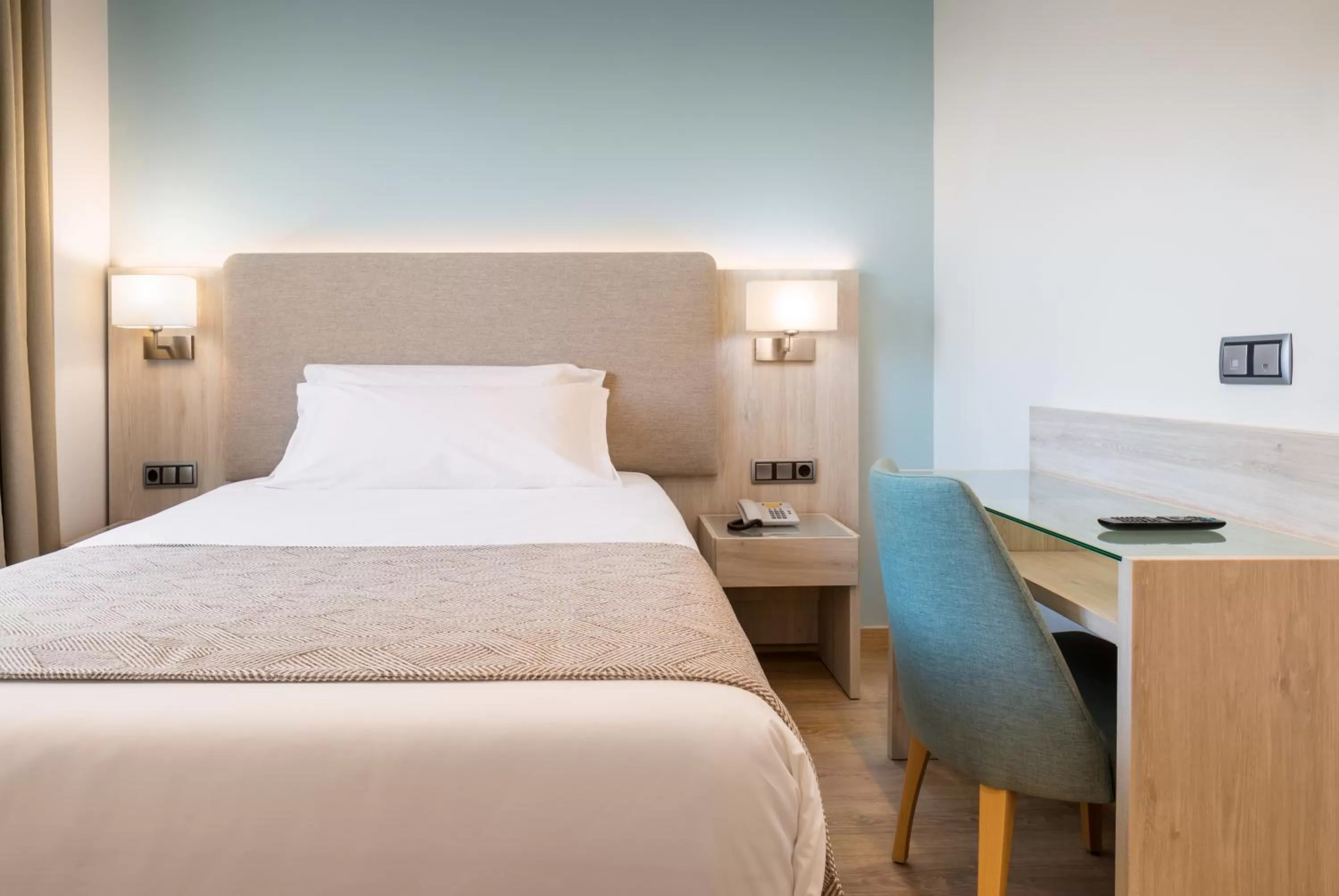 Photo of the whole room, Bed in Occidental Sevilla Viapol