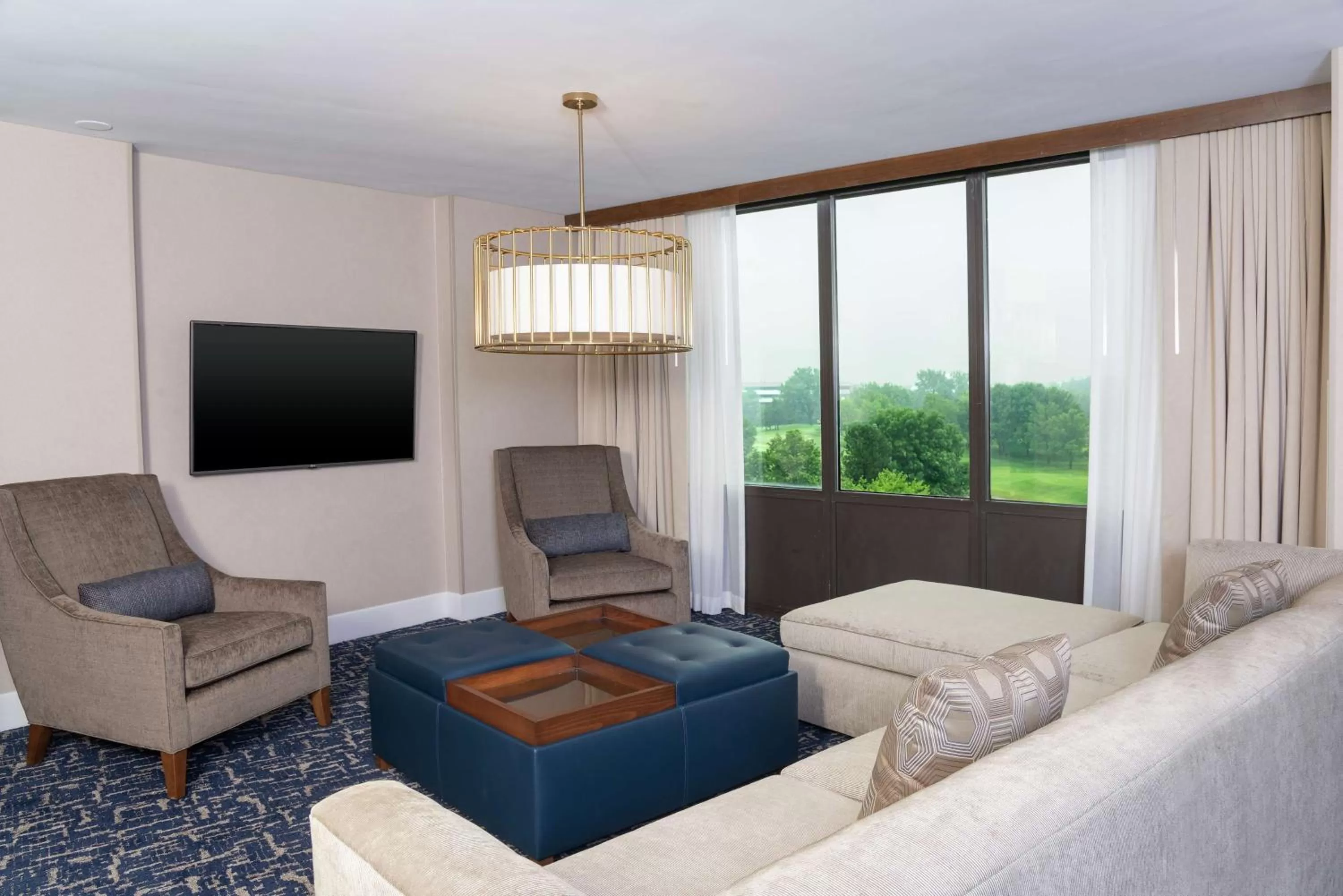 Bedroom in Hilton Chicago Oak Brook Hills Resort & Conference Center