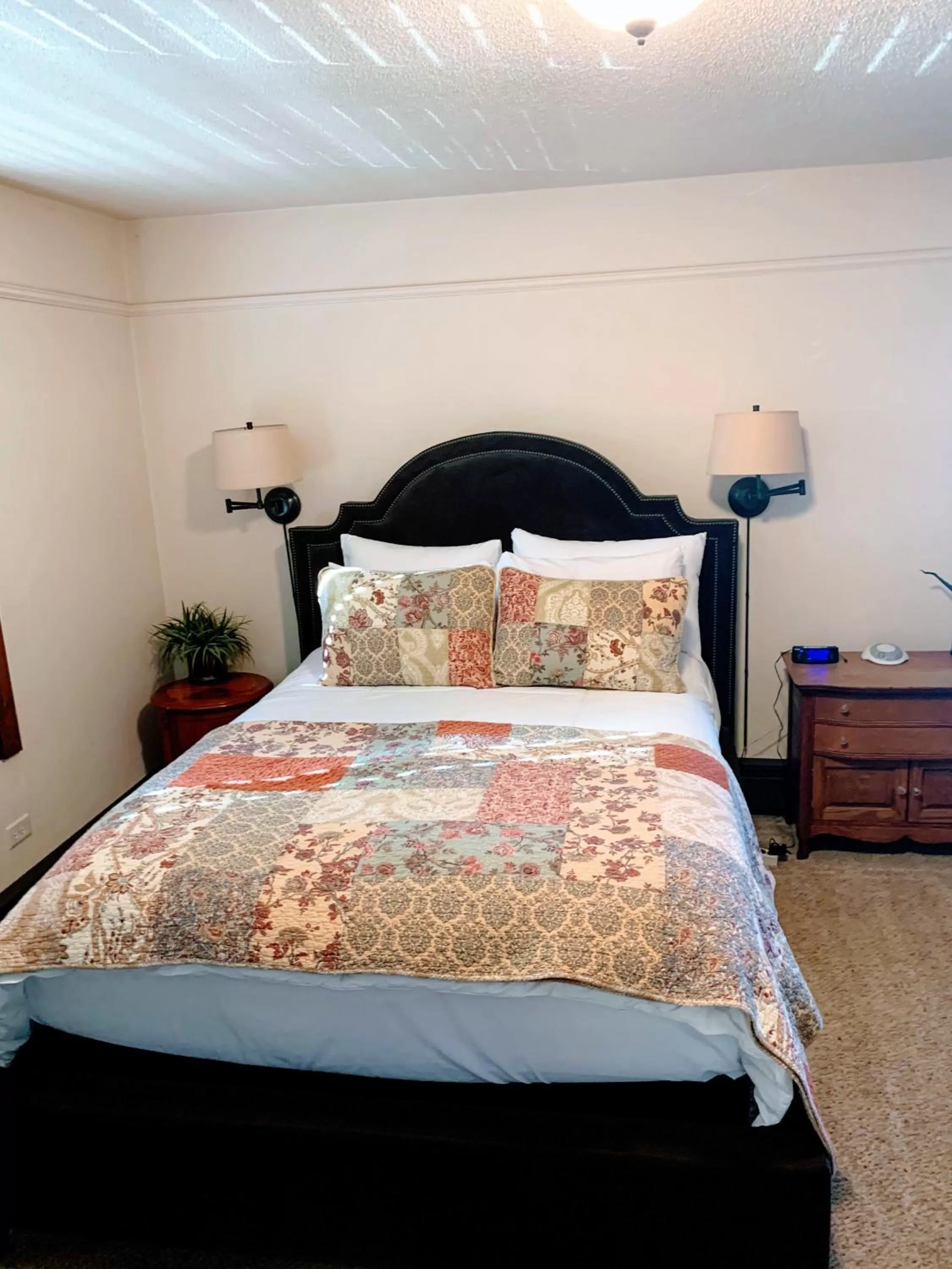 Bed in Iowa House Historic Inn