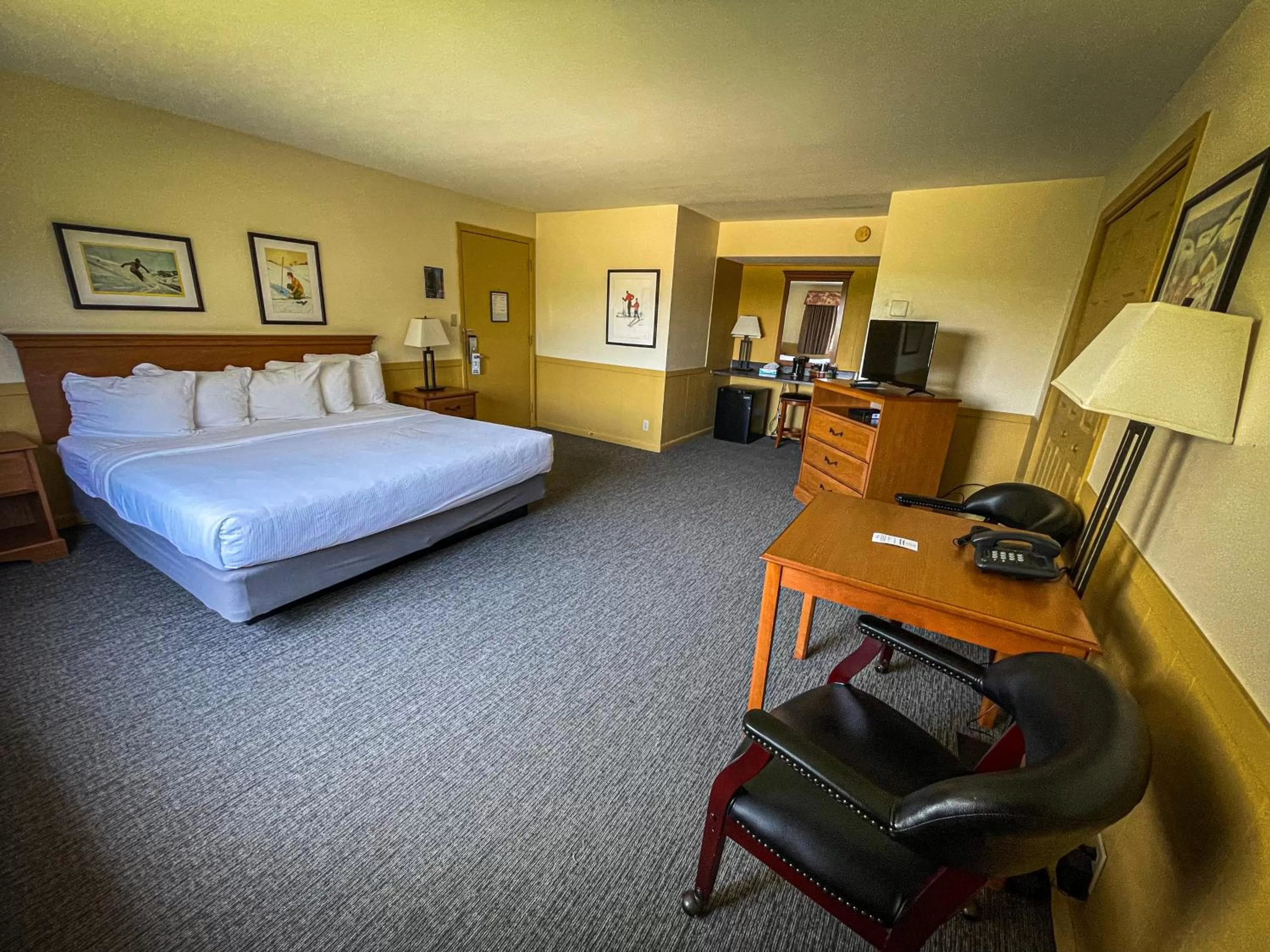 Photo of the whole room, Bed in Otsego Resort