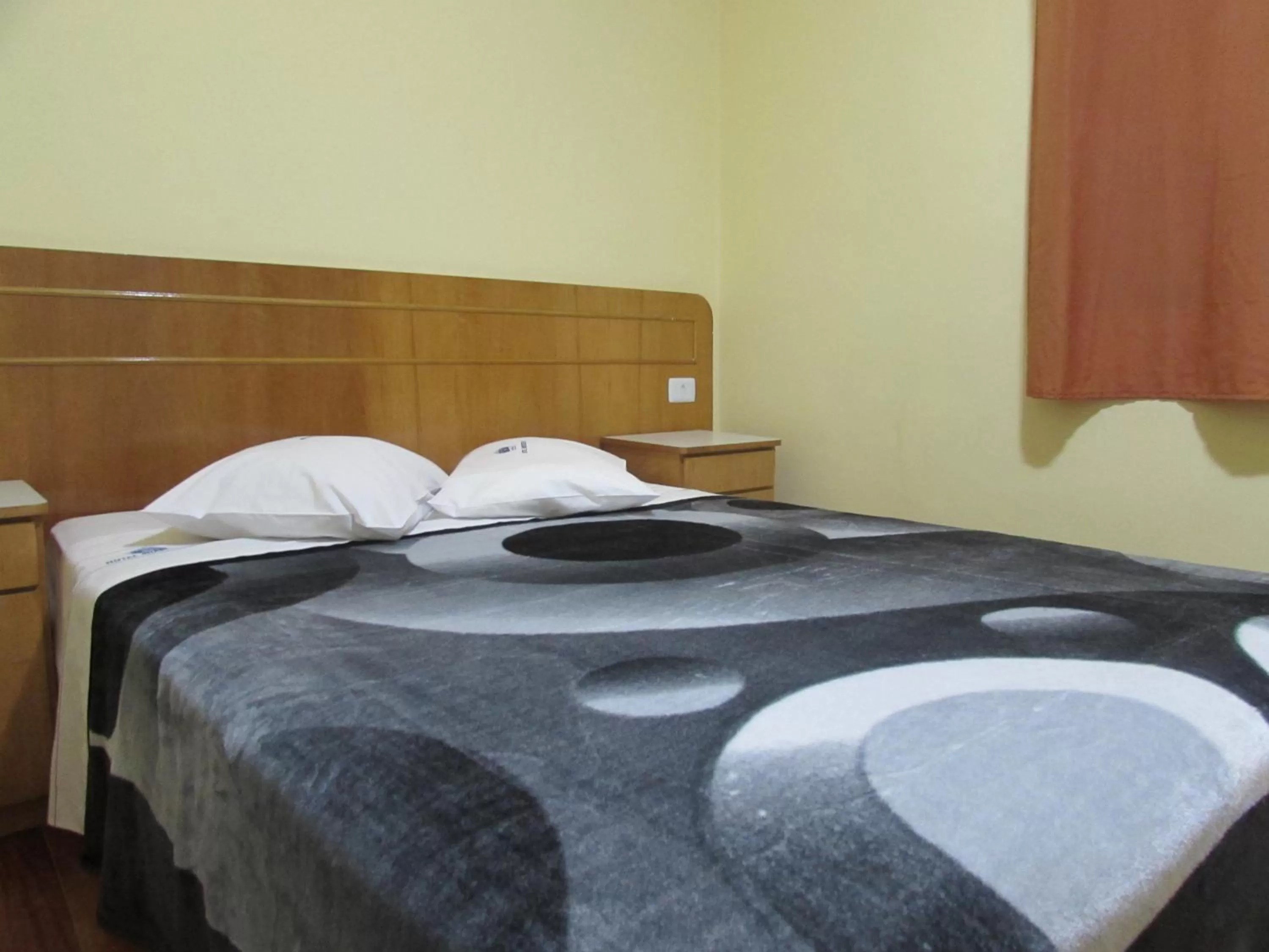 Bed in Hotel Monteneve a 2 minutos do Bom Retiro, a 8 minutos da 25 de Março a 100 metros da estação de trem para Aeroporto Internacional de Guarulhos