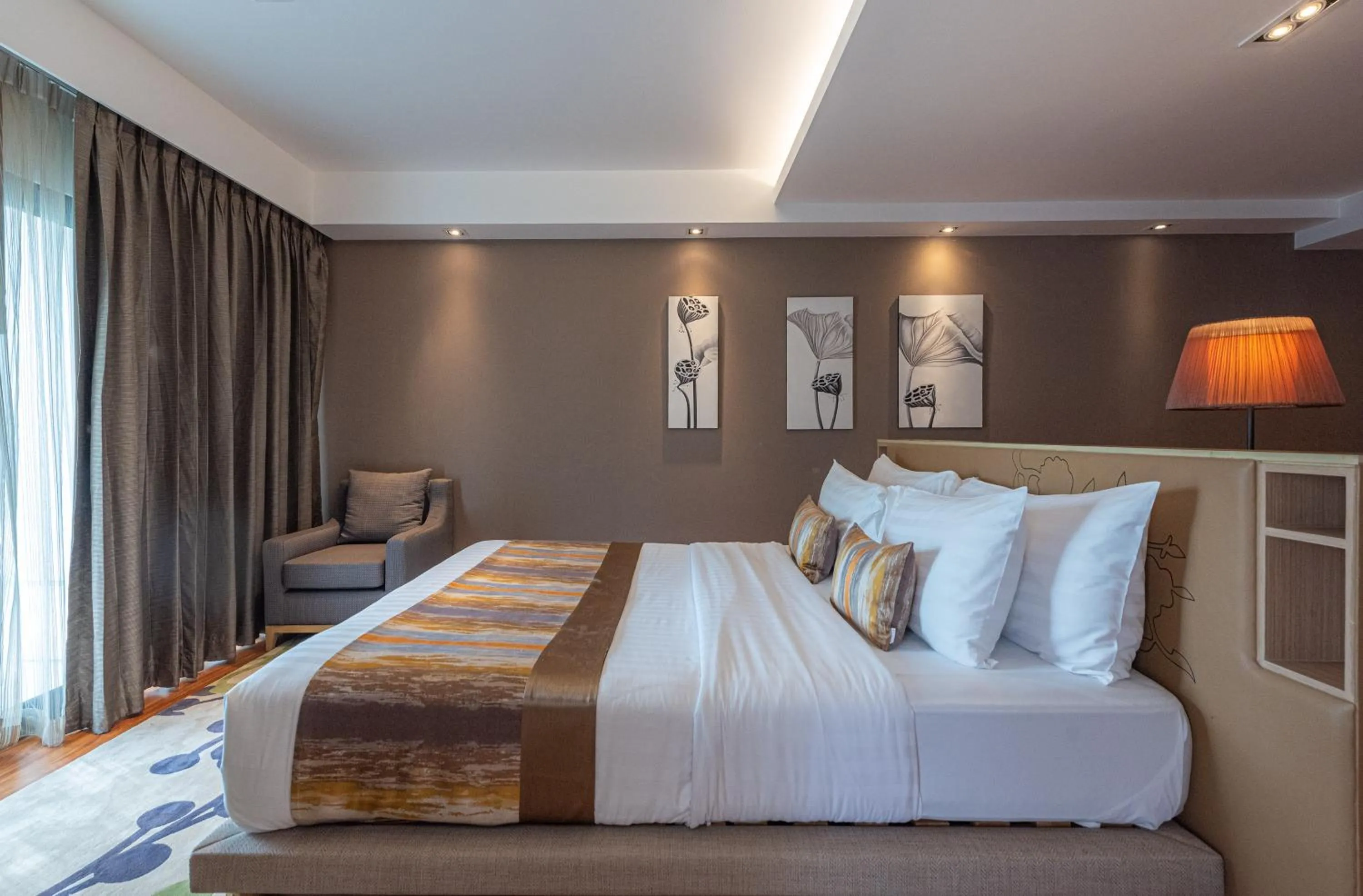 Bed in Summit Windmill Golf Suite Hotel at Suvarnabhumi