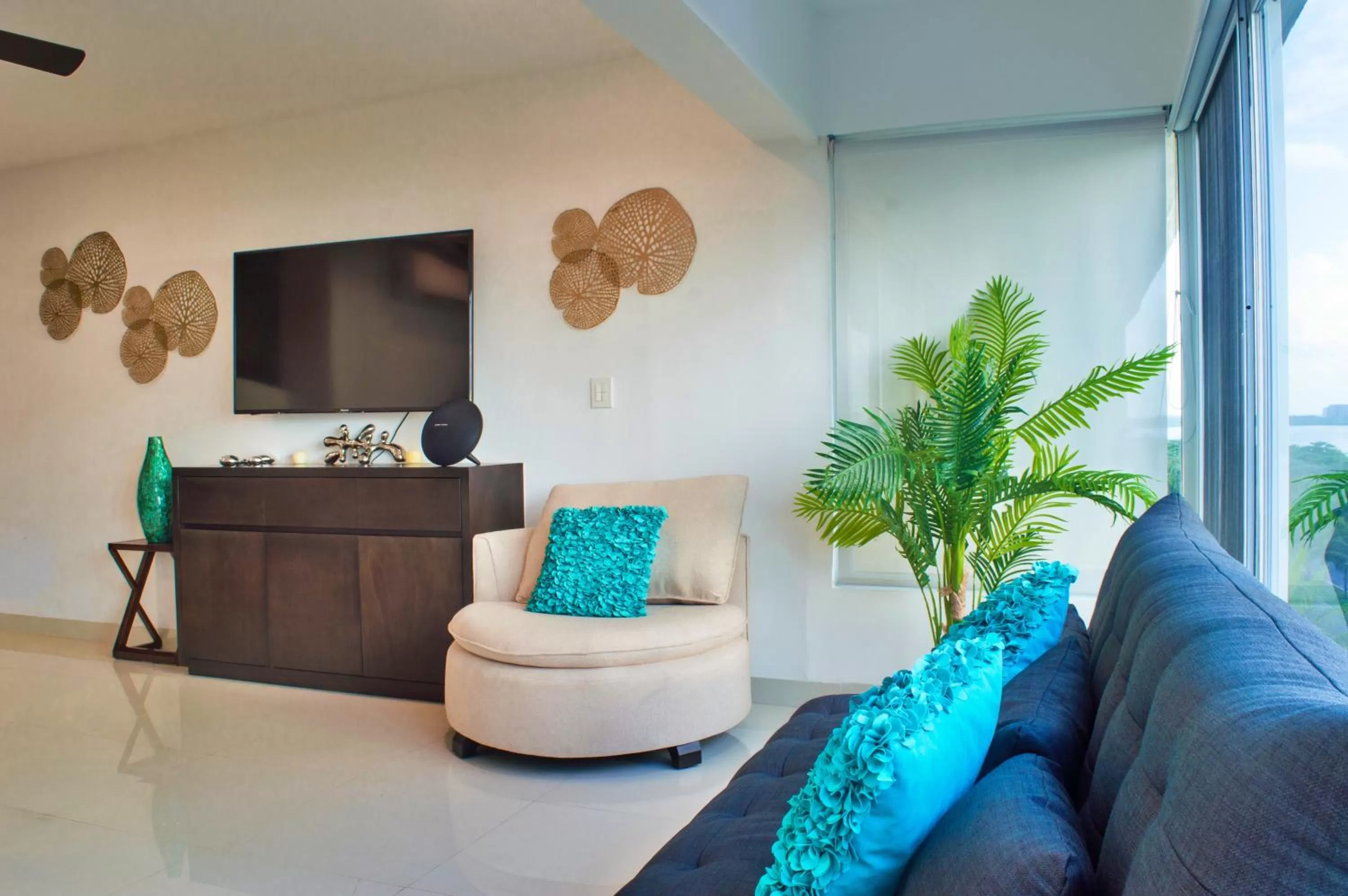 Living room, Seating Area in Beachfront Penthouses by LivIN Cancun