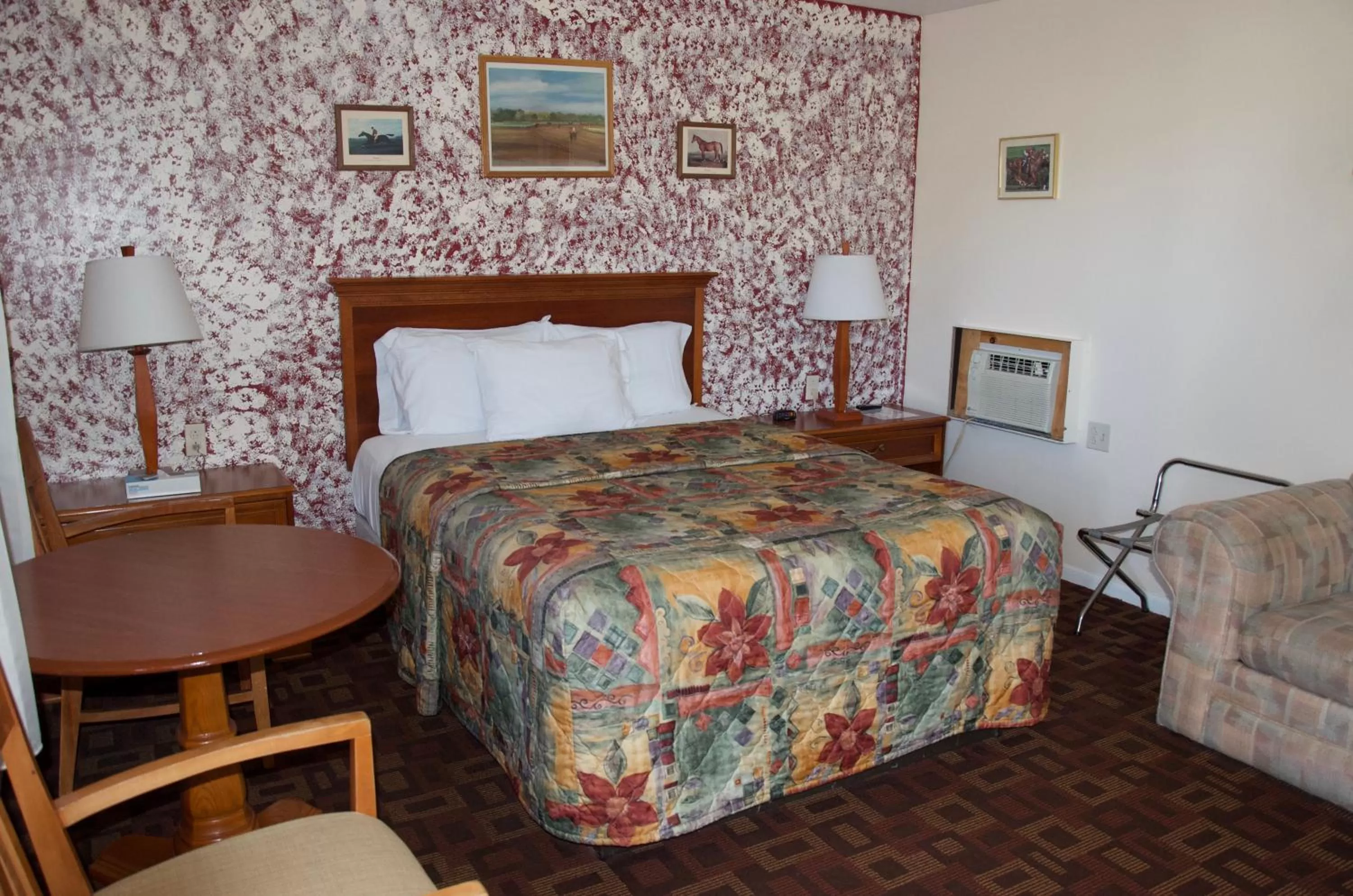 Bed in Sara Glen Motel - Saratoga Springs-Glens Falls