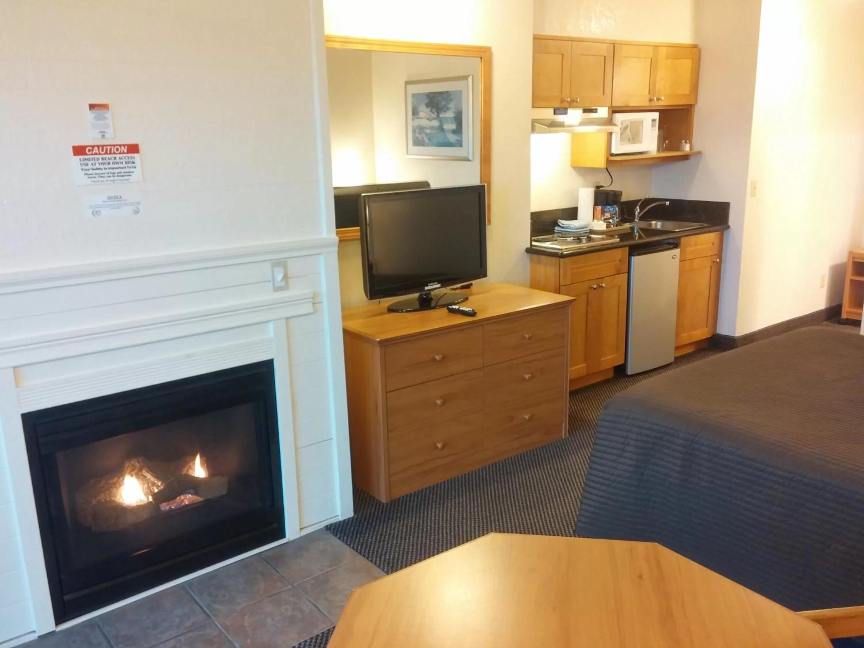 TV and multimedia in Sunset Surf Motel