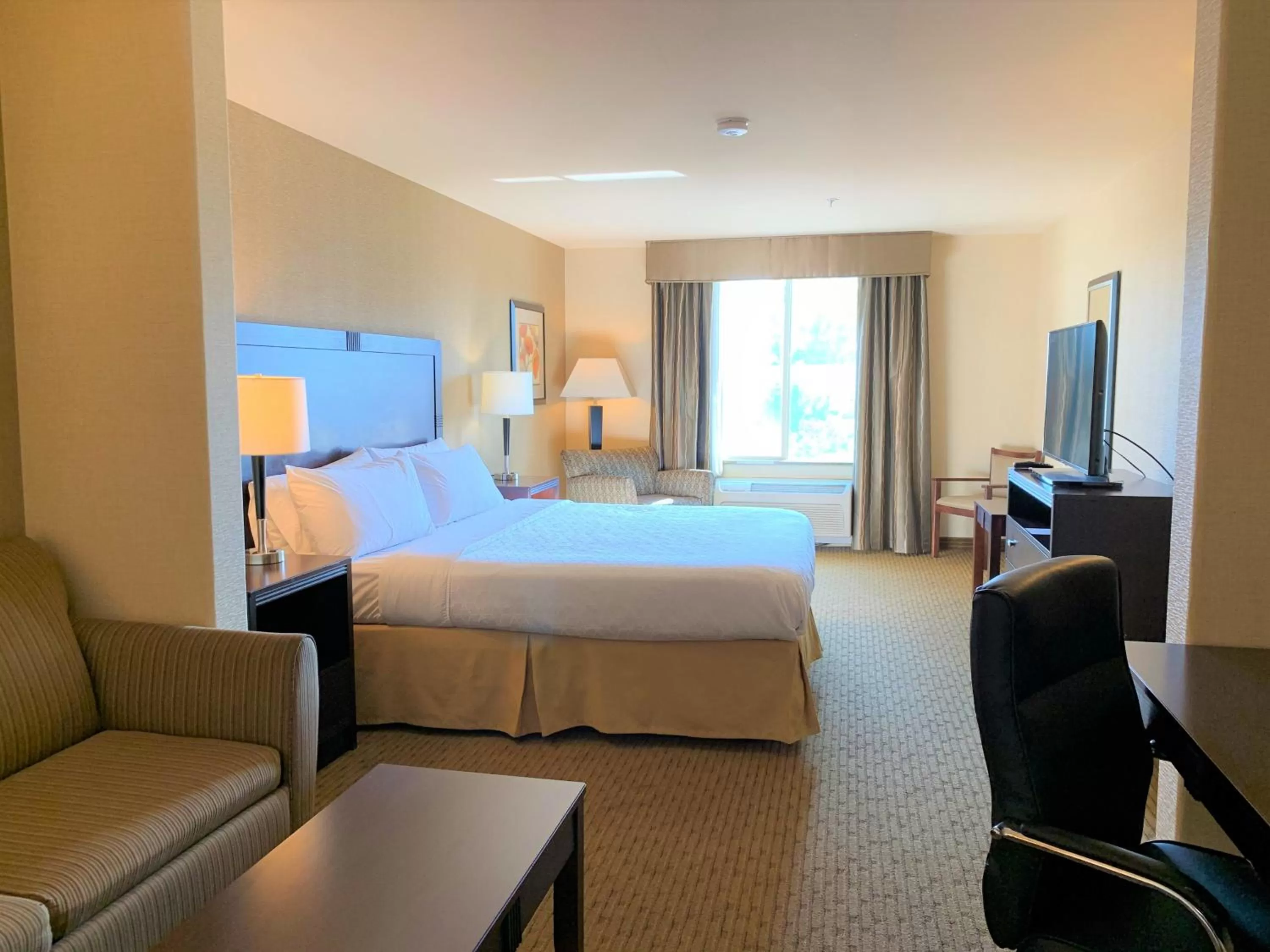 Bedroom, Bed in Holiday Inn Express Fresno Northwest - Herndon by IHG