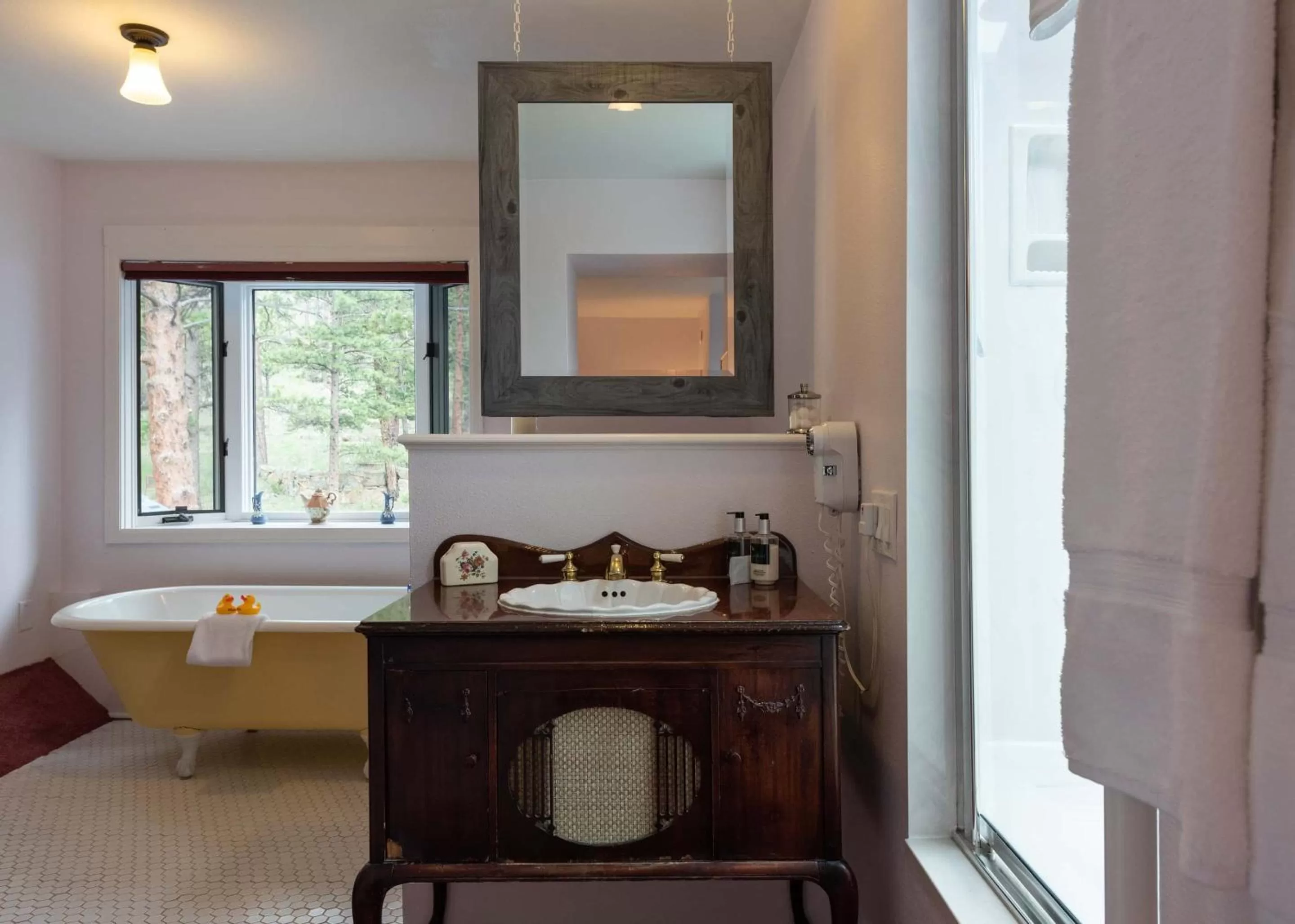 Bathroom, Bed in Riversong Inn Retreat