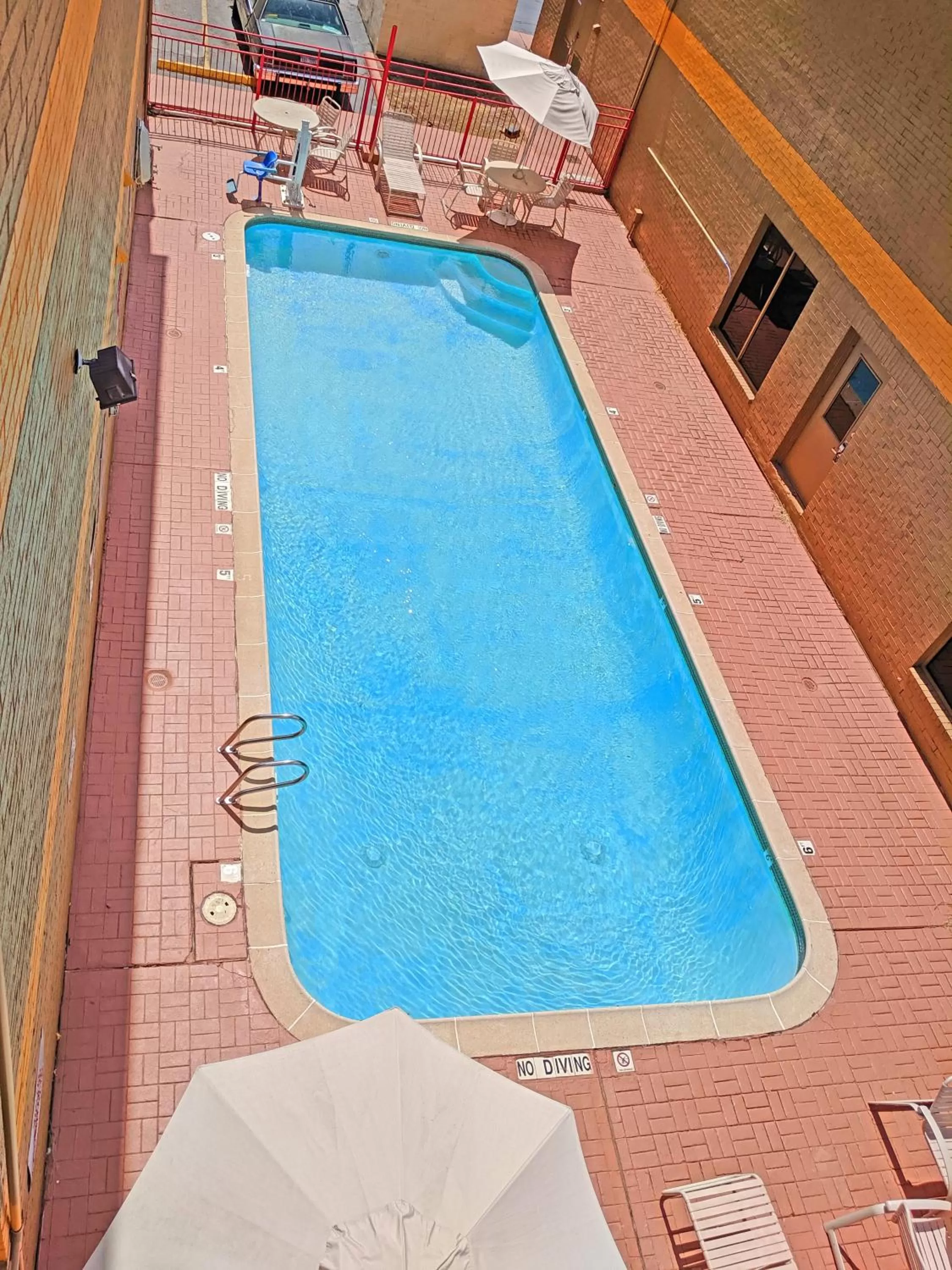 Swimming pool in Howard Johnson by Wyndham Houston Hobby Airport