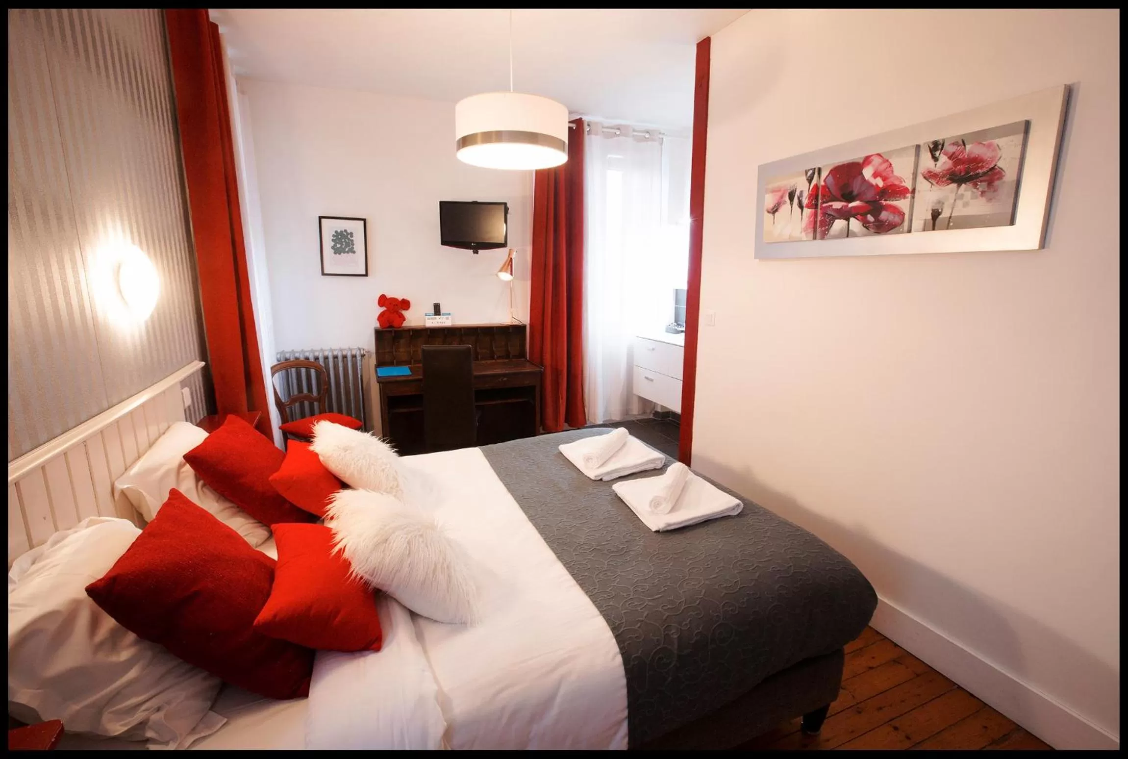 Photo of the whole room, Bed in HOTEL BELLEVUE