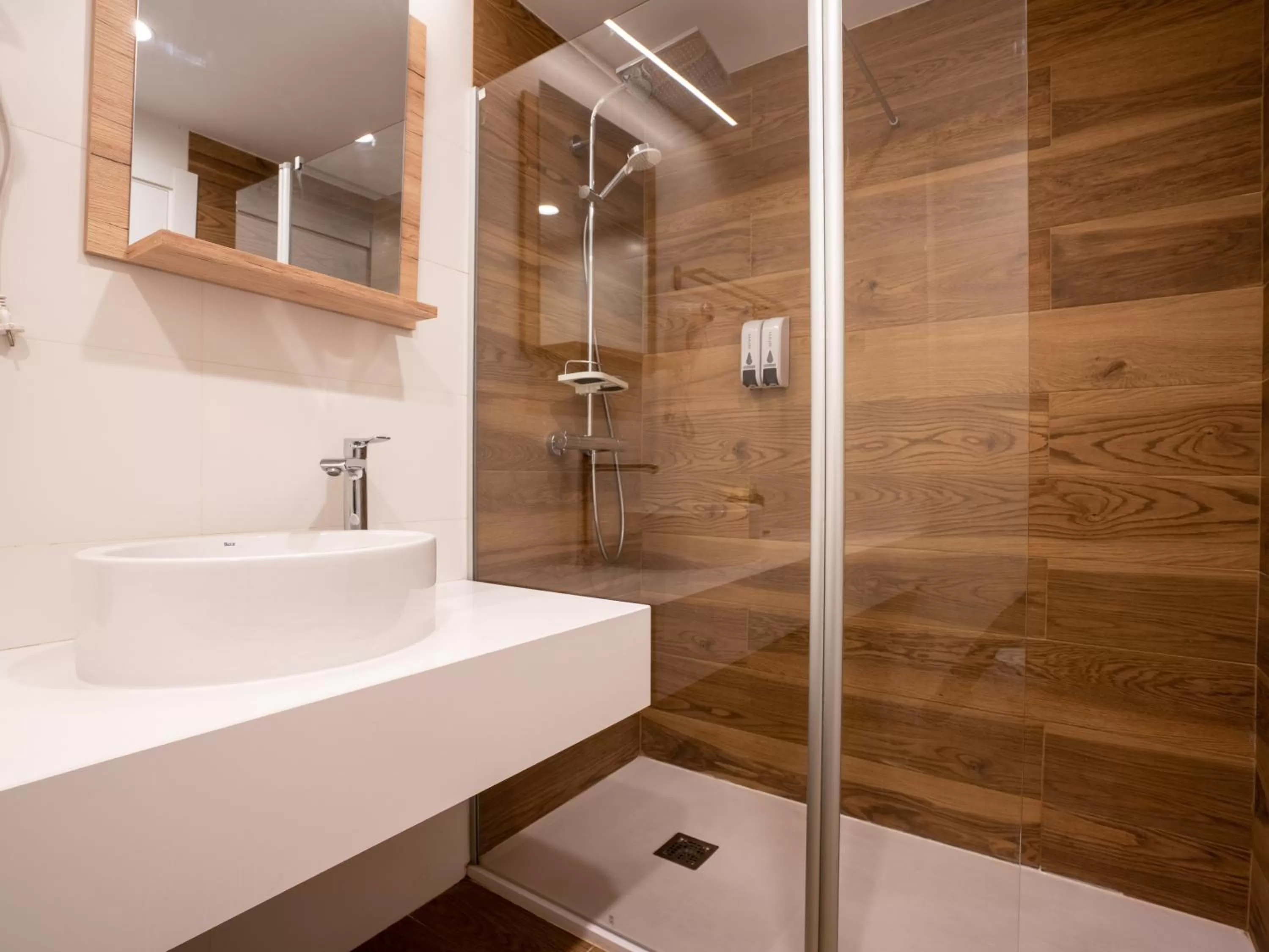 Bathroom in Limehome Barcelona Carrer de Fontcoberta - Digital Access