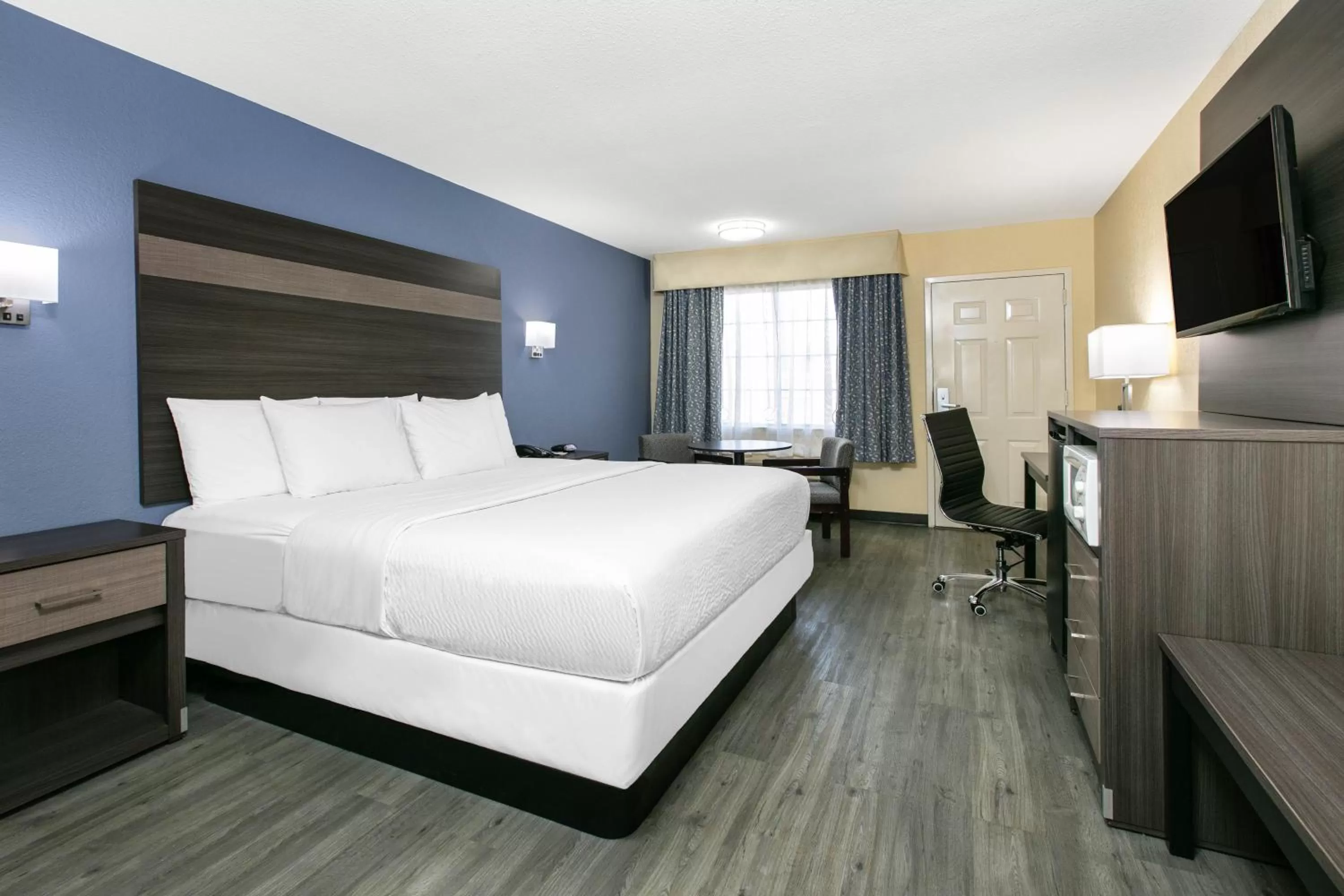 Bed in Days Inn by Wyndham Waco Near Downtown University