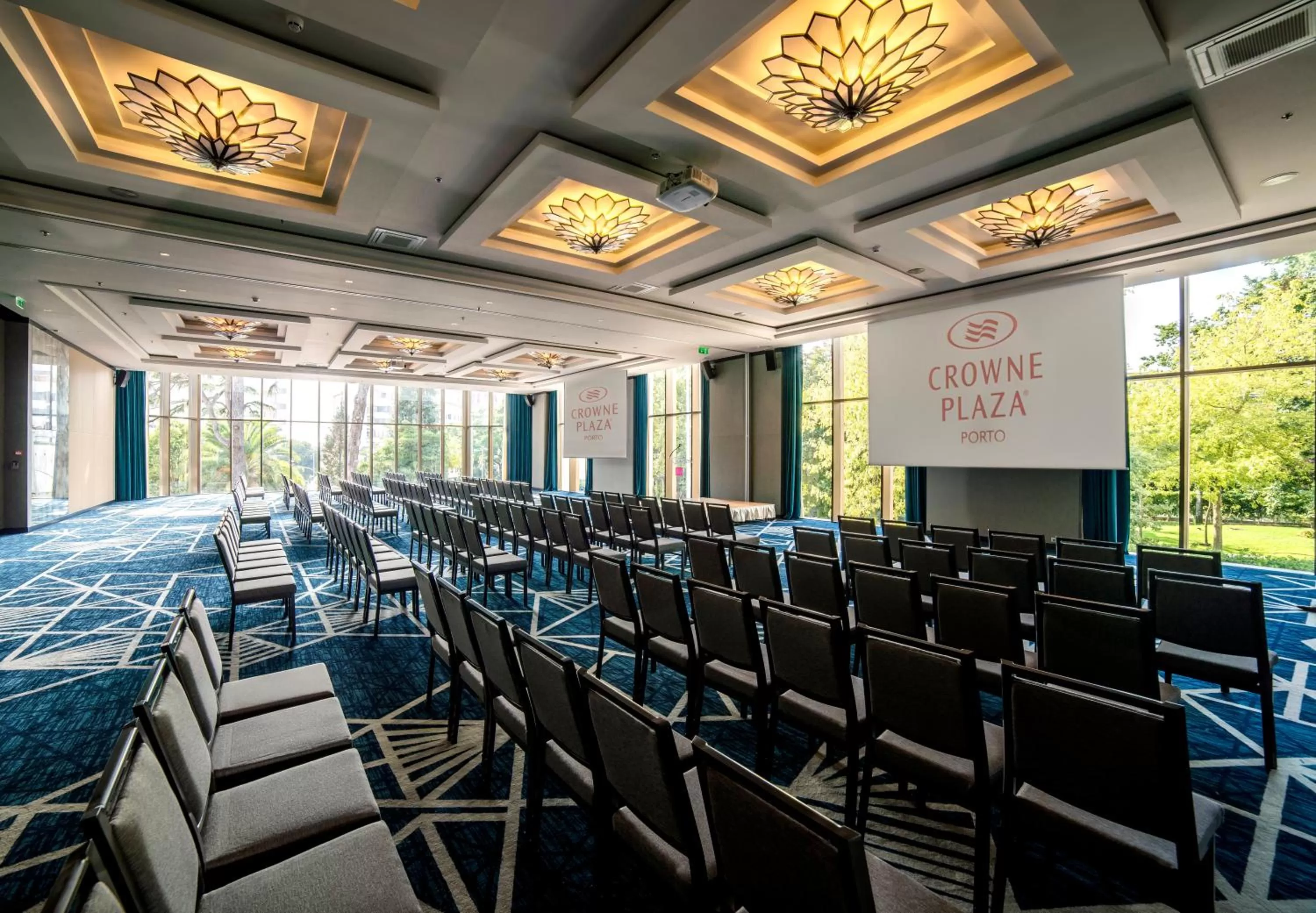 Meeting/conference room in Crowne Plaza Porto by IHG
