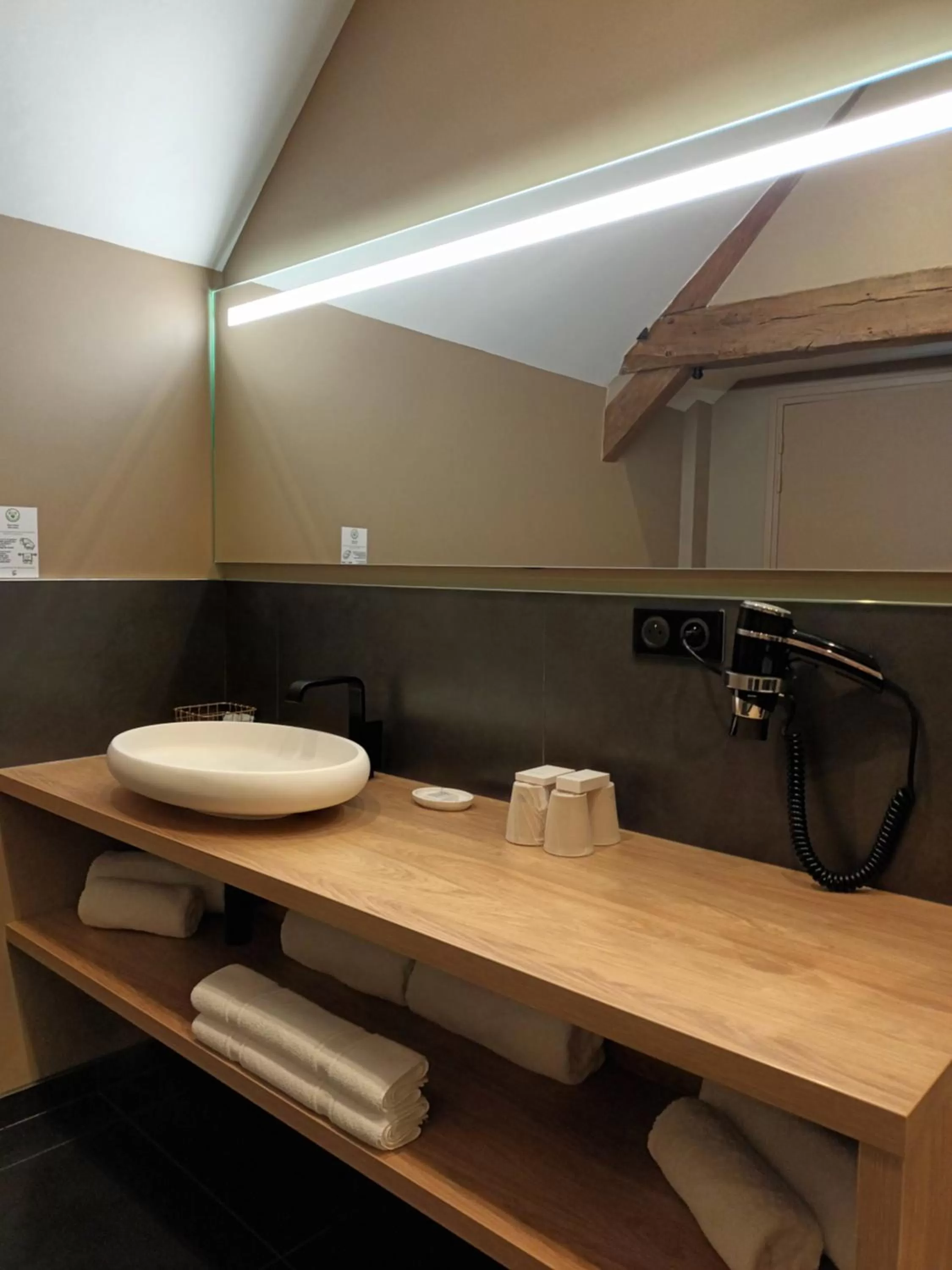 Bathroom in Hôtel Loysel le Gaucher