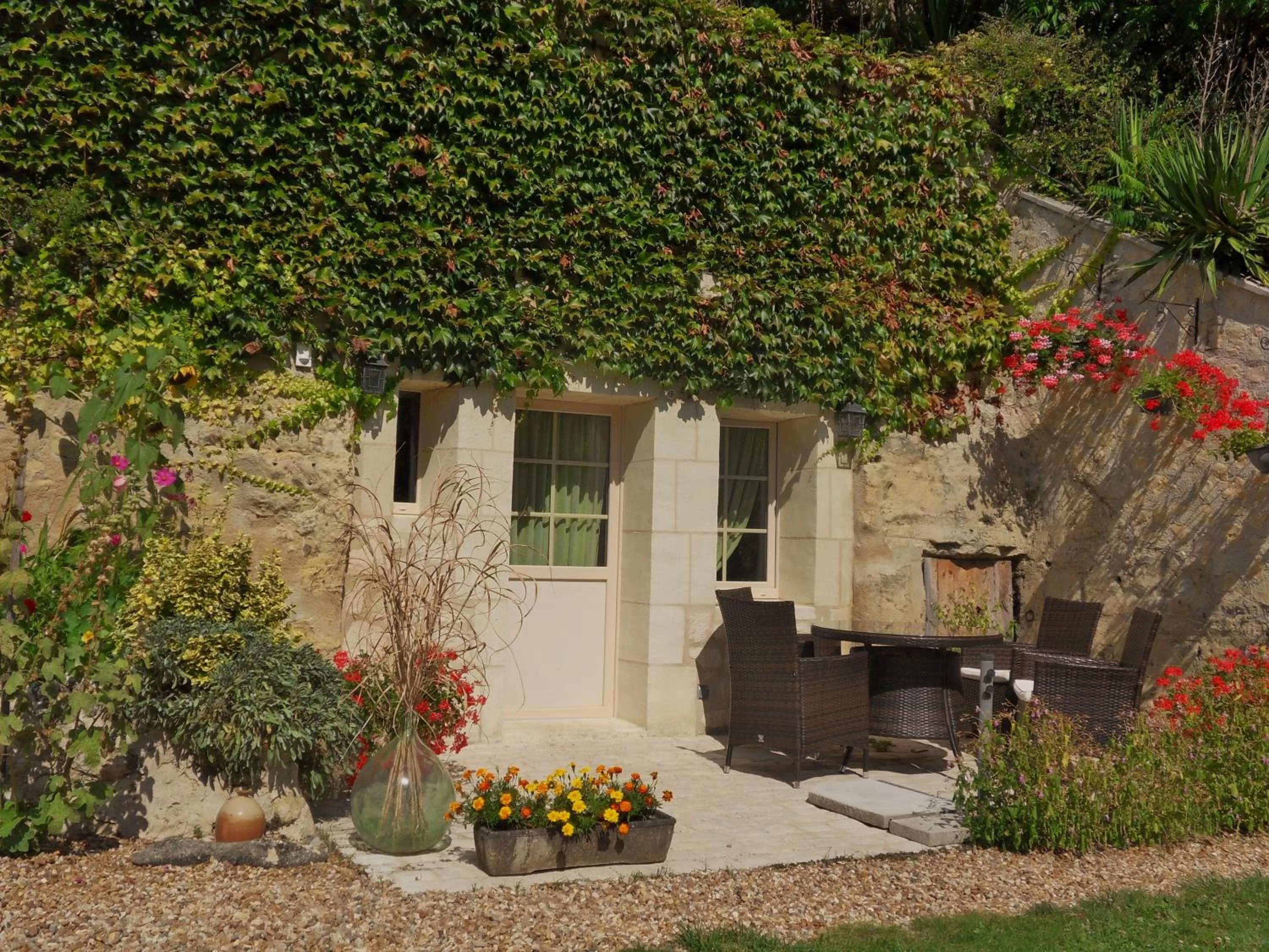 Facade/entrance in Troglodelice