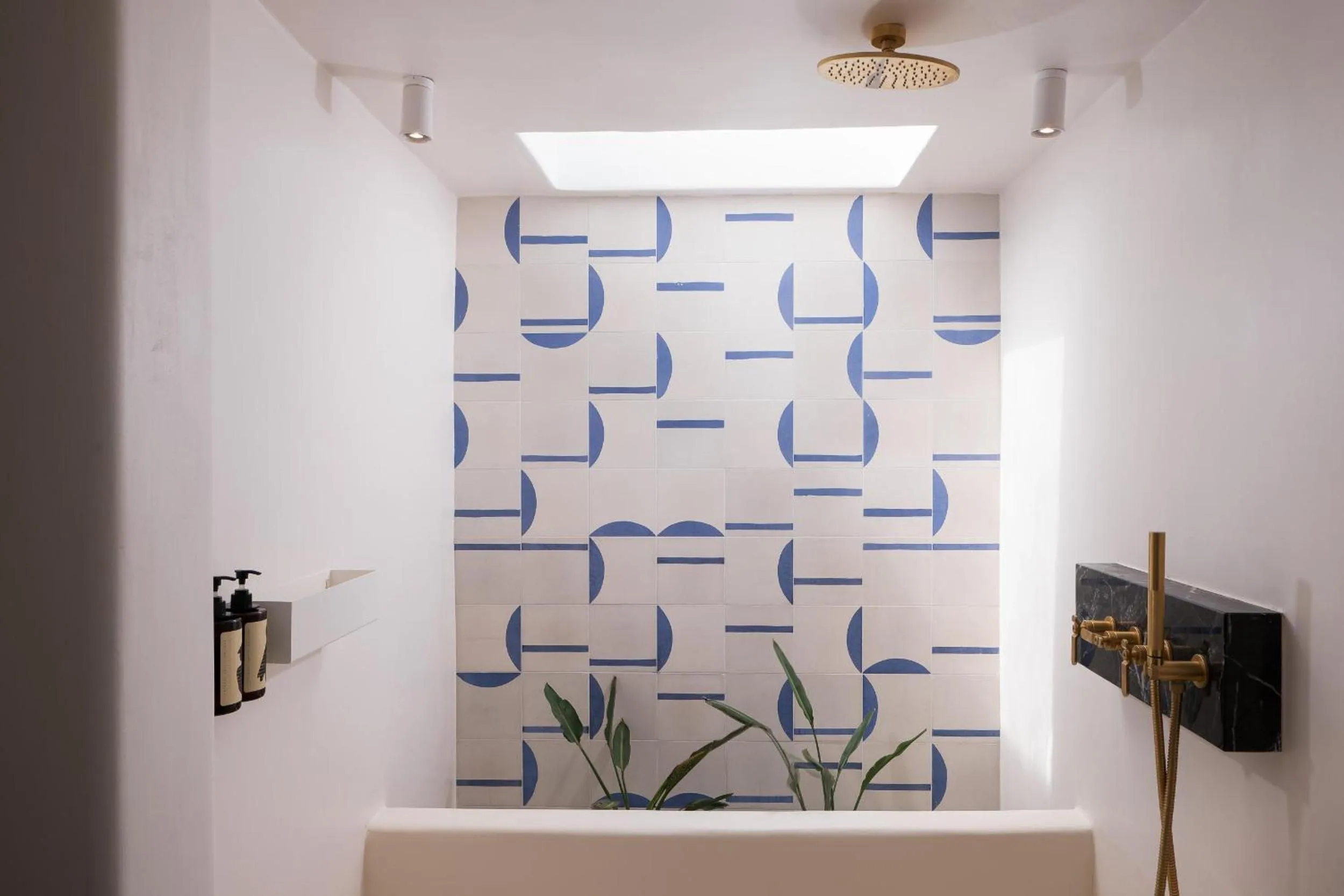 Shower in Porto Mykonos