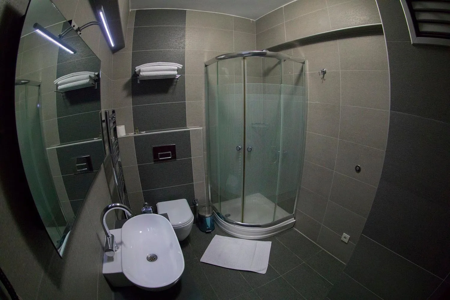 Bathroom in Ramparts Hotel