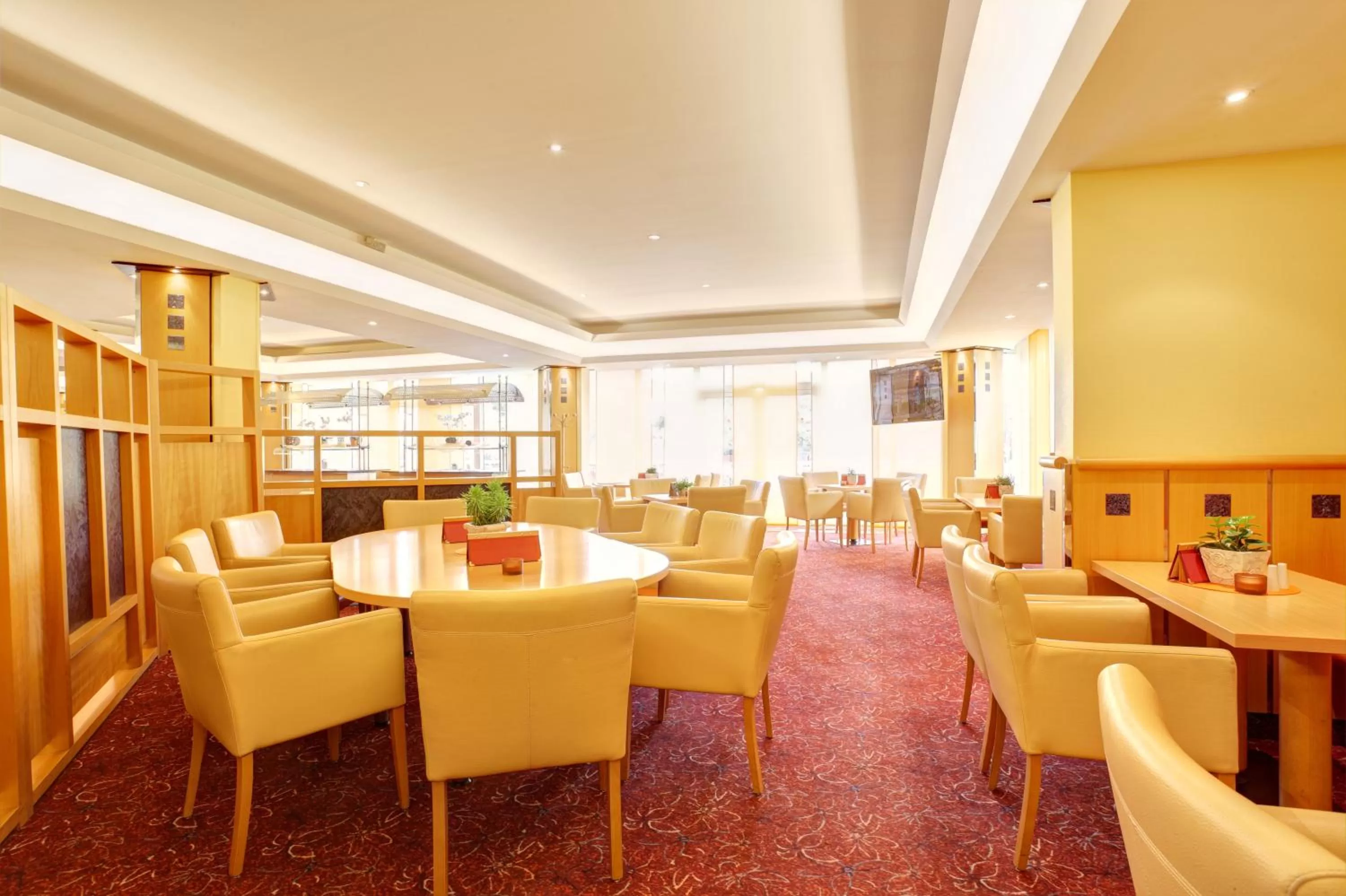 Restaurant/places to eat in ABACUS Tierpark Hotel