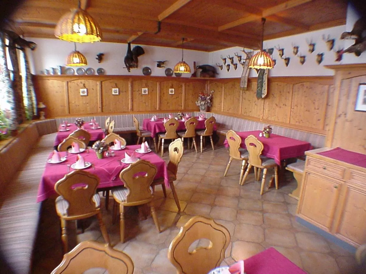 Restaurant/Places to Eat in Zum Roten Hirsch im Grünen Wald