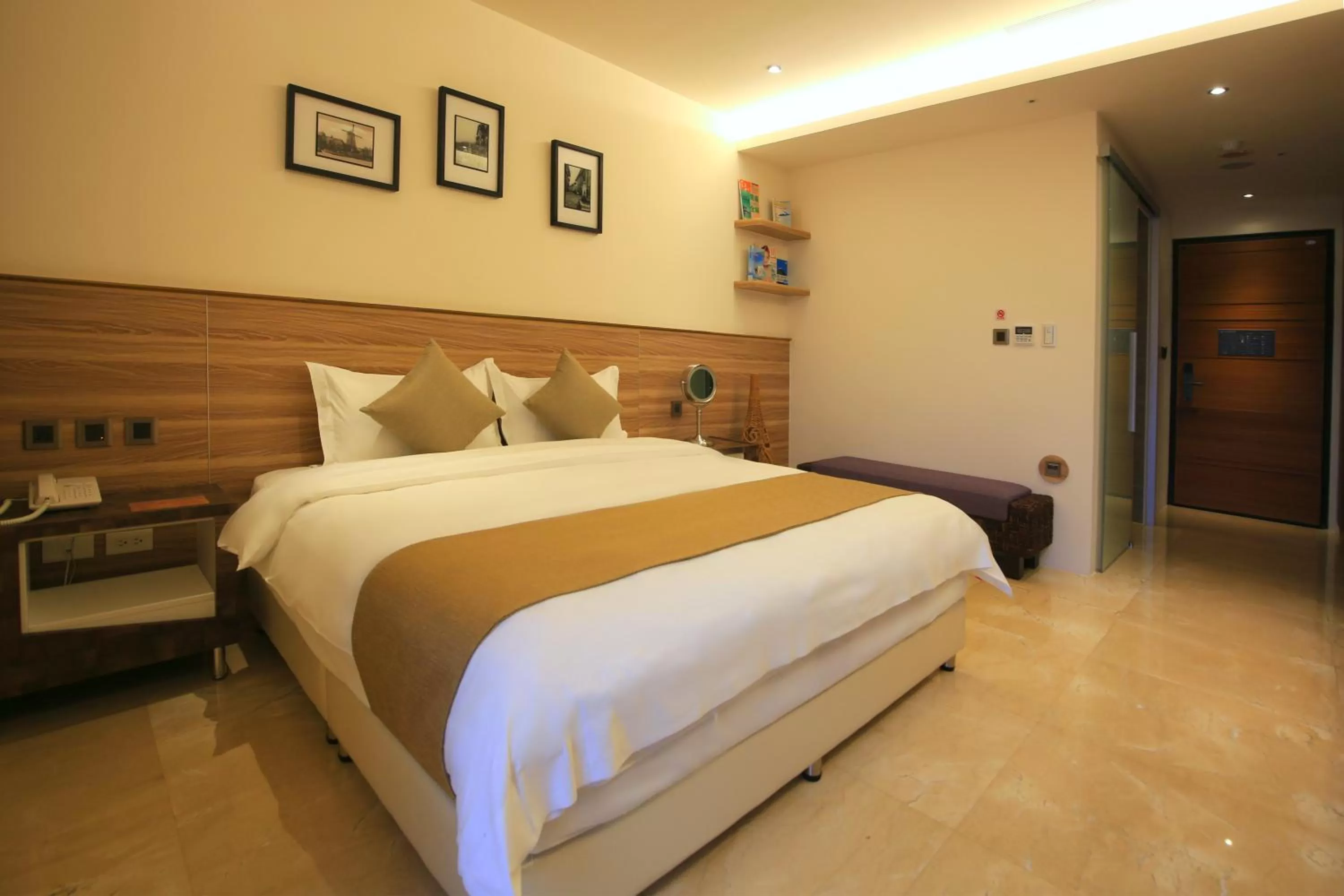 Photo of the whole room, Bed in Darlon Hotel