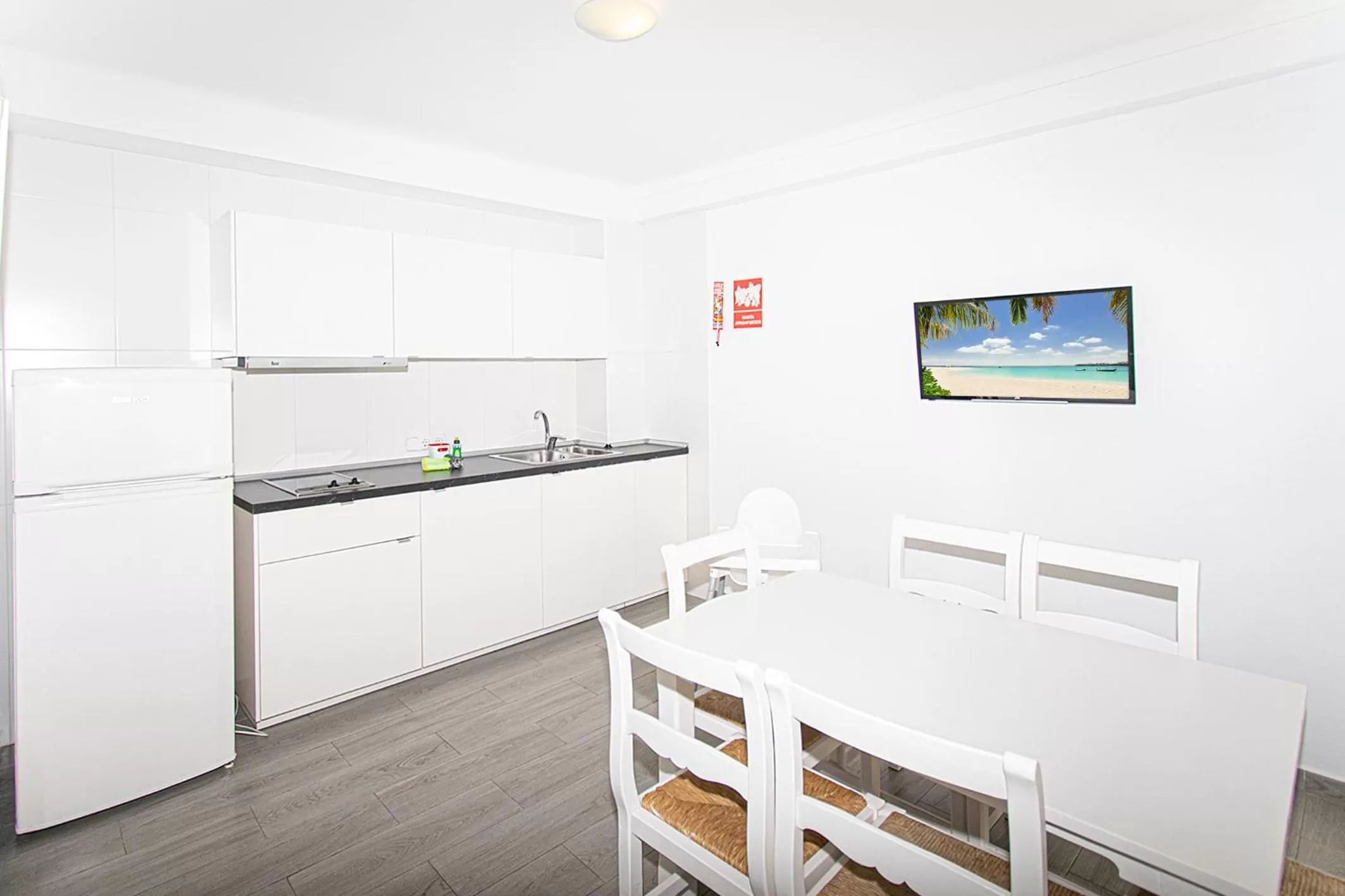 Kitchen or kitchenette in Apartamentos Falcó