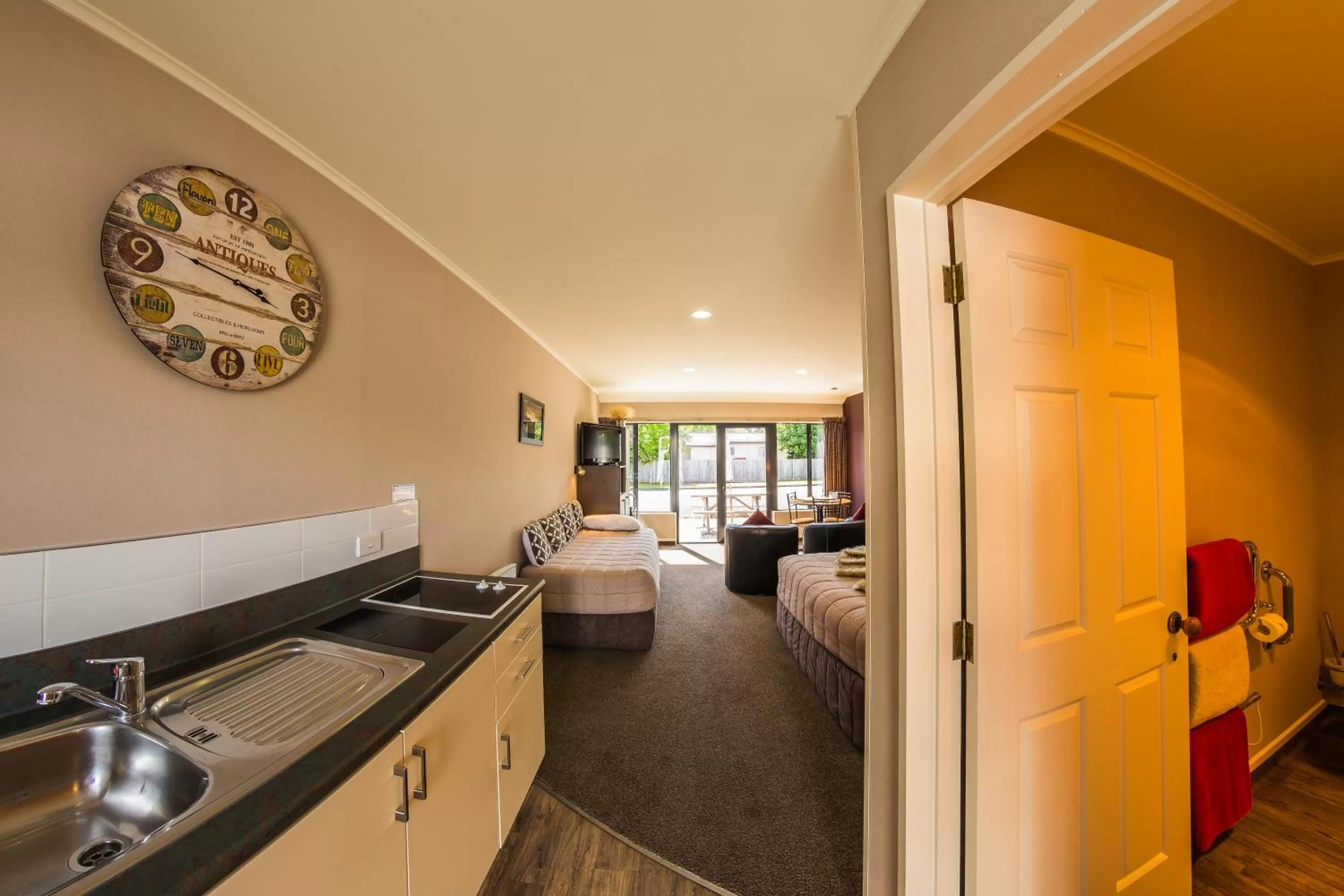 Kitchen or kitchenette in Lakefront Lodge