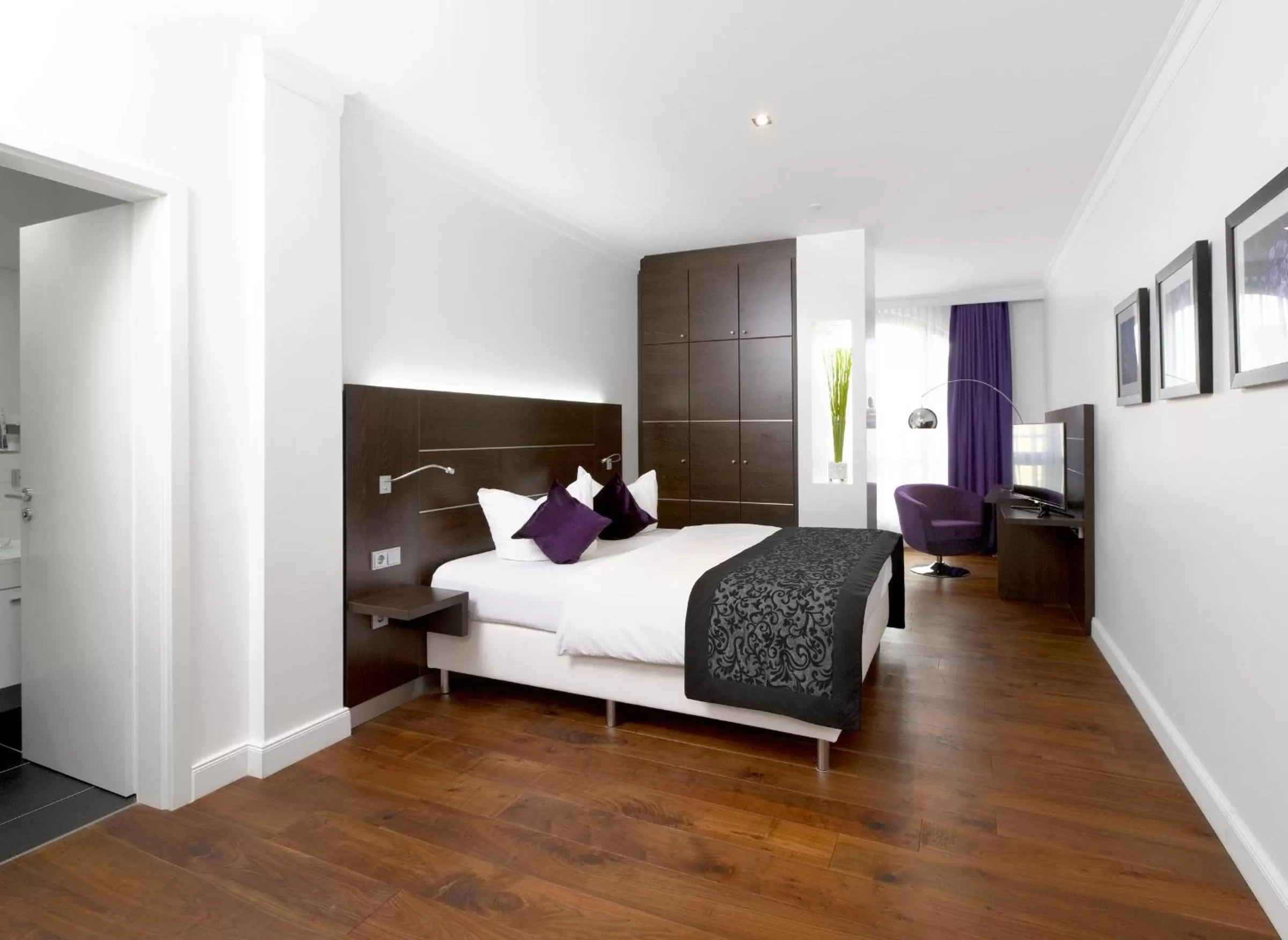 Bedroom, Bed in Central Hotel