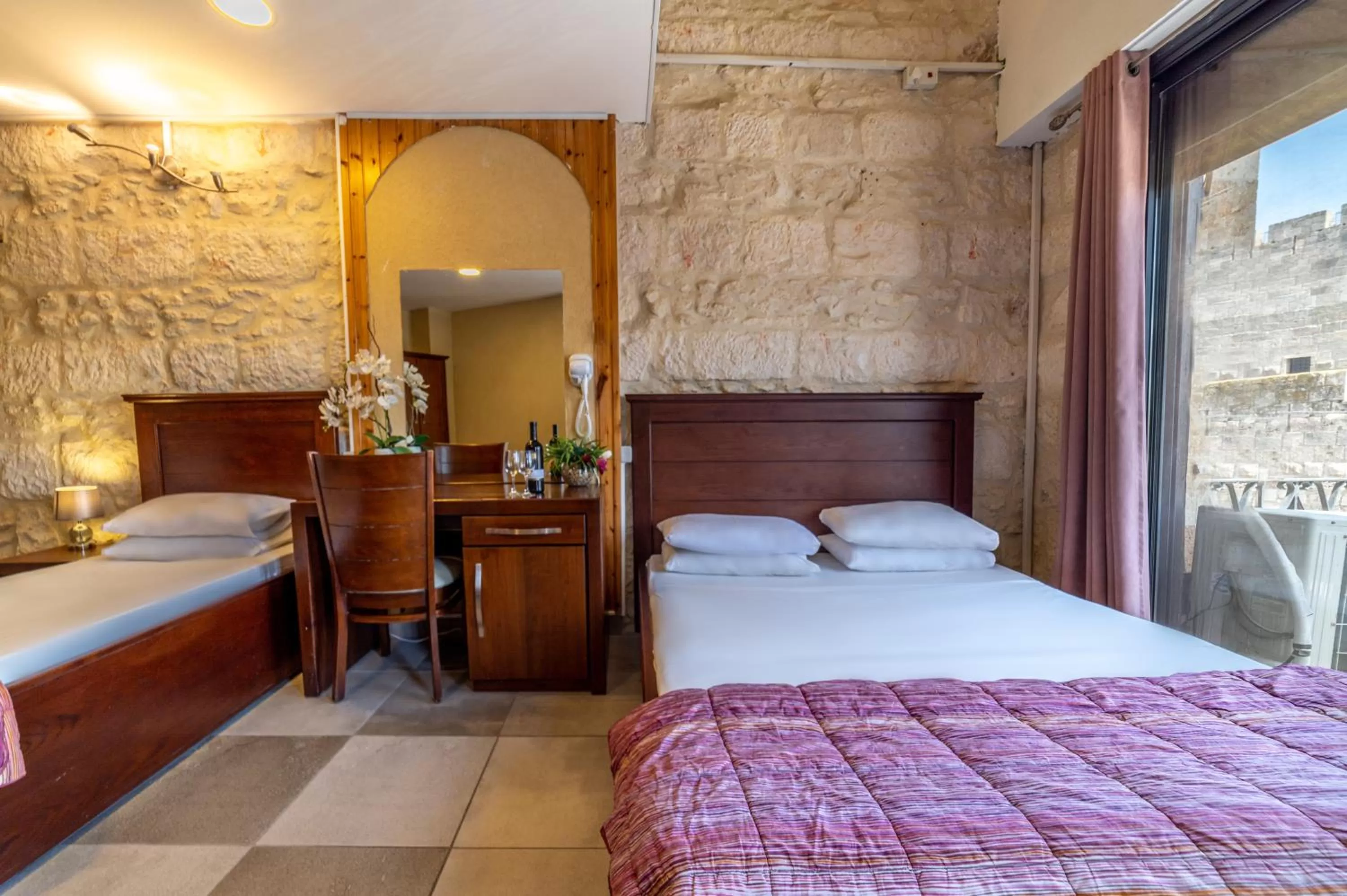 Photo of the whole room, Bed in New Imperial Hotel