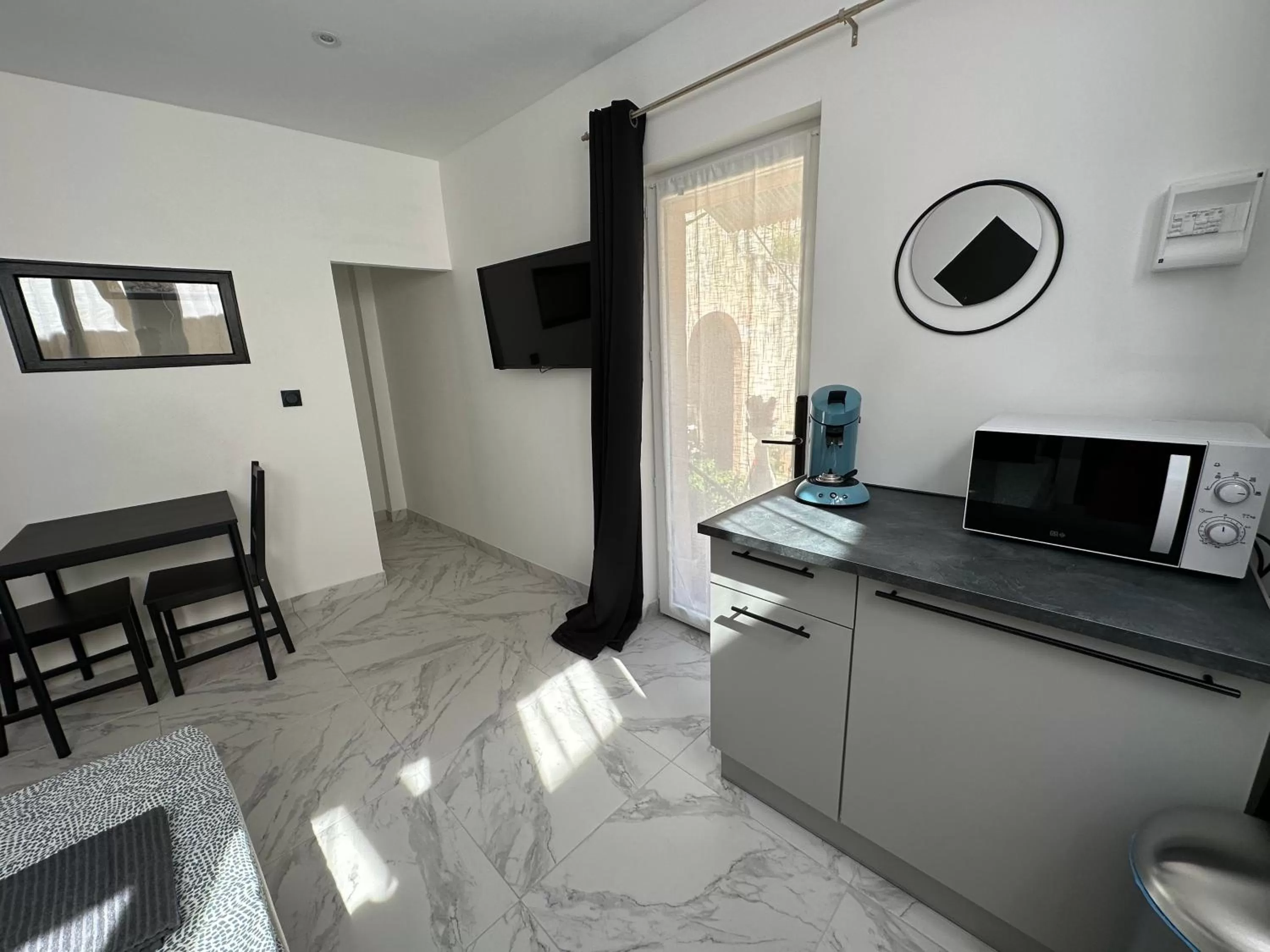 minibar, TV/Entertainment Center in La maison de Giulia Menton