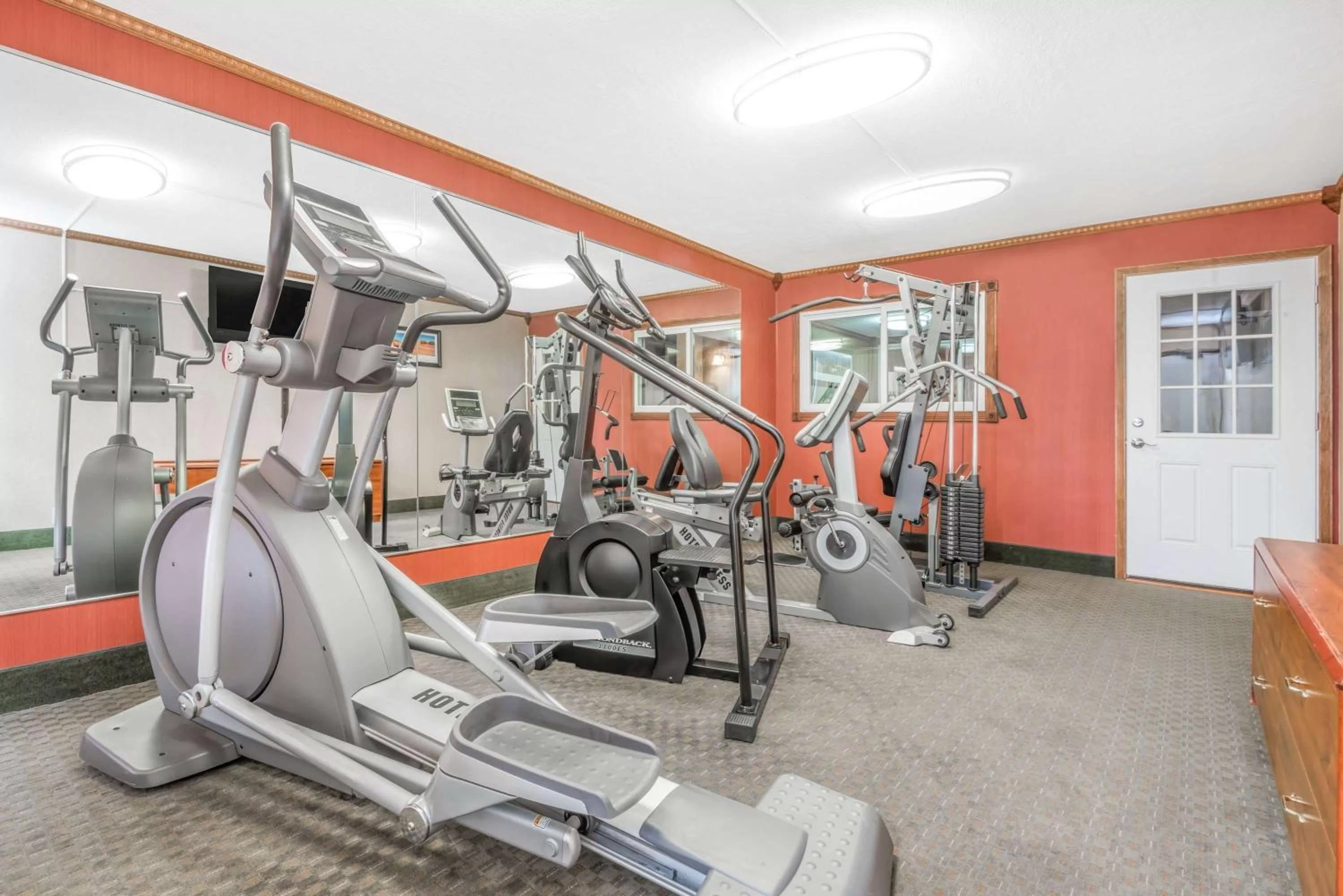 Fitness centre/facilities in Howard Johnson by Wyndham Gillette