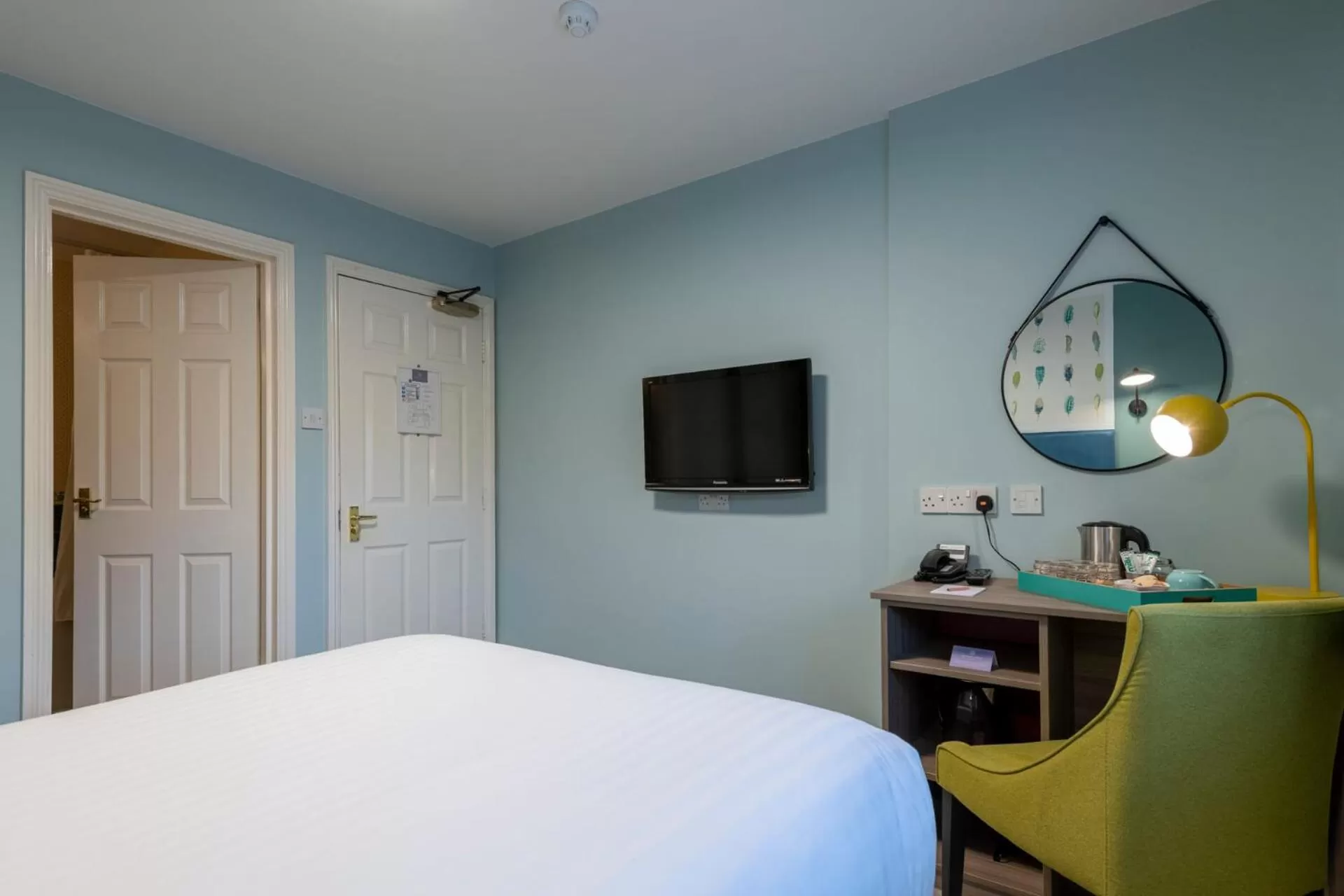 TV and multimedia, Bed in Wisteria Hotel