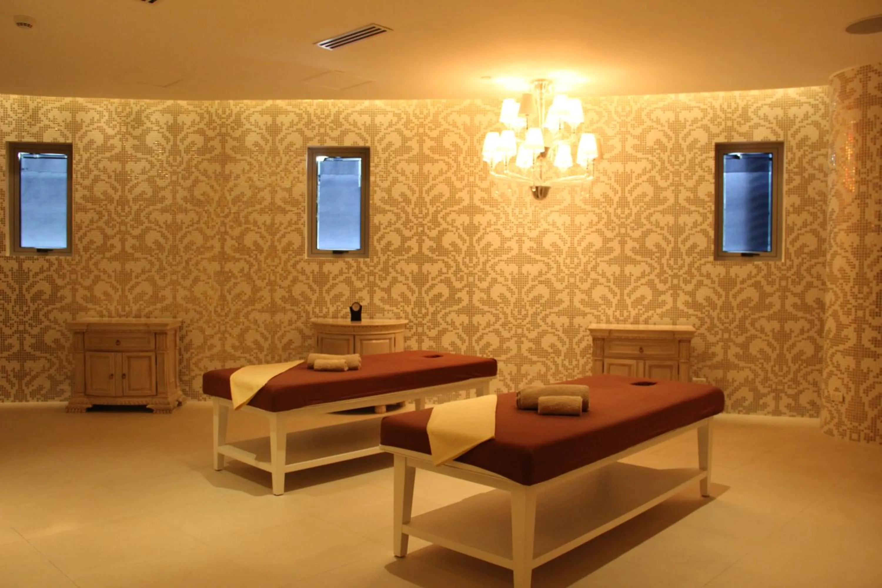 Hot Tub in Azure Tropical Paradise