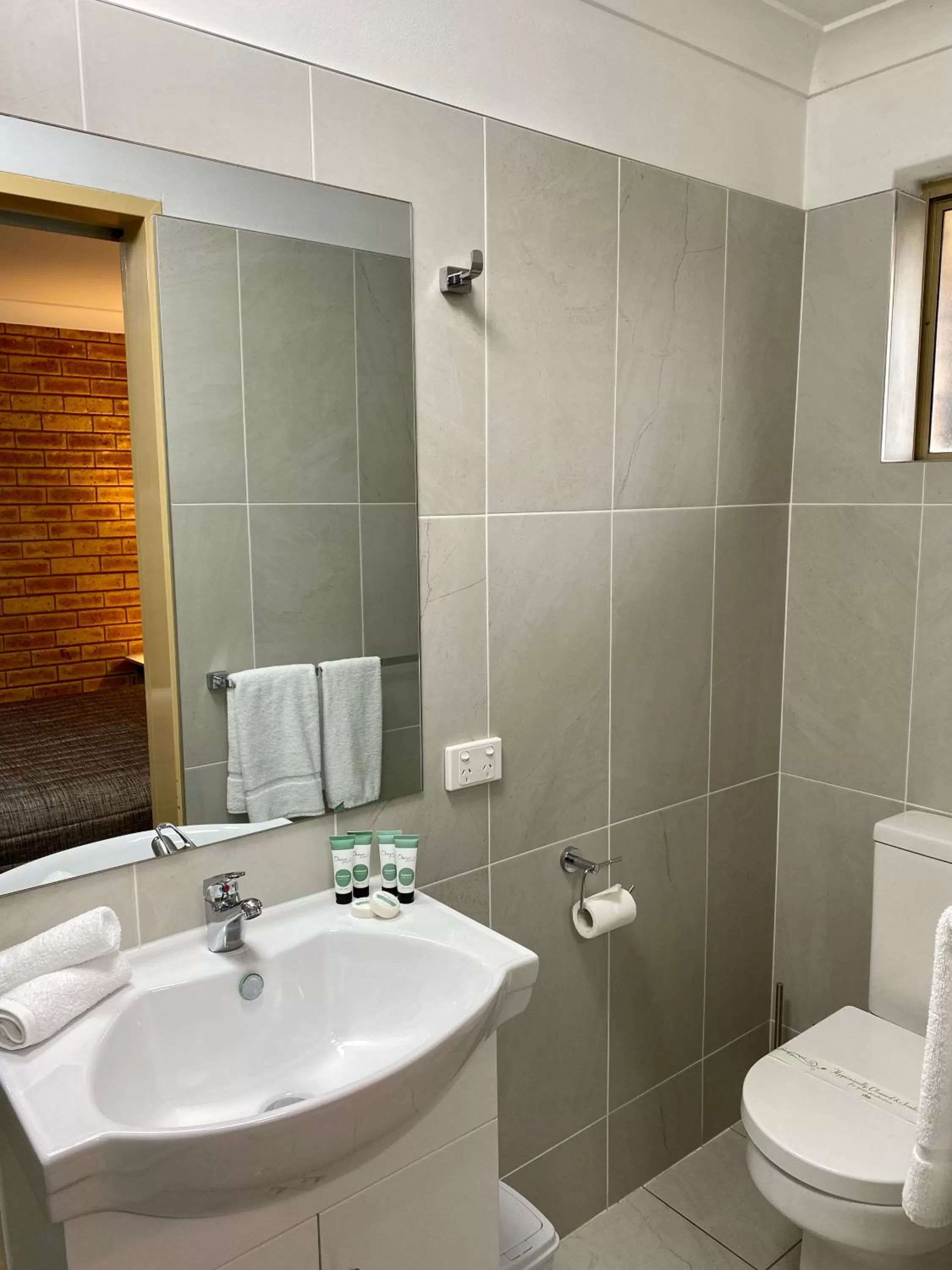 Bathroom in Tallarook Motor Inn