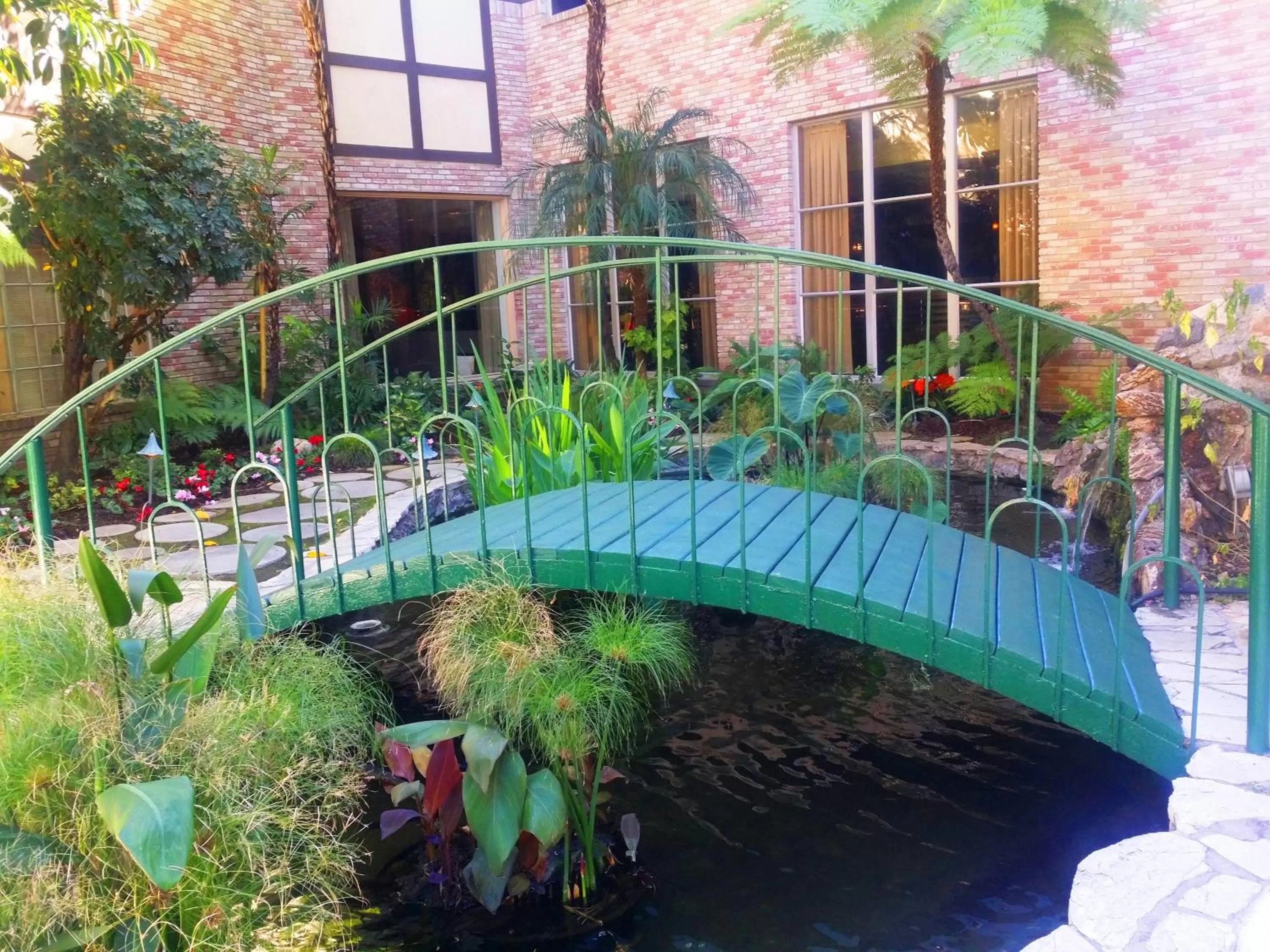 Patio in Anaheim Majestic Garden Hotel