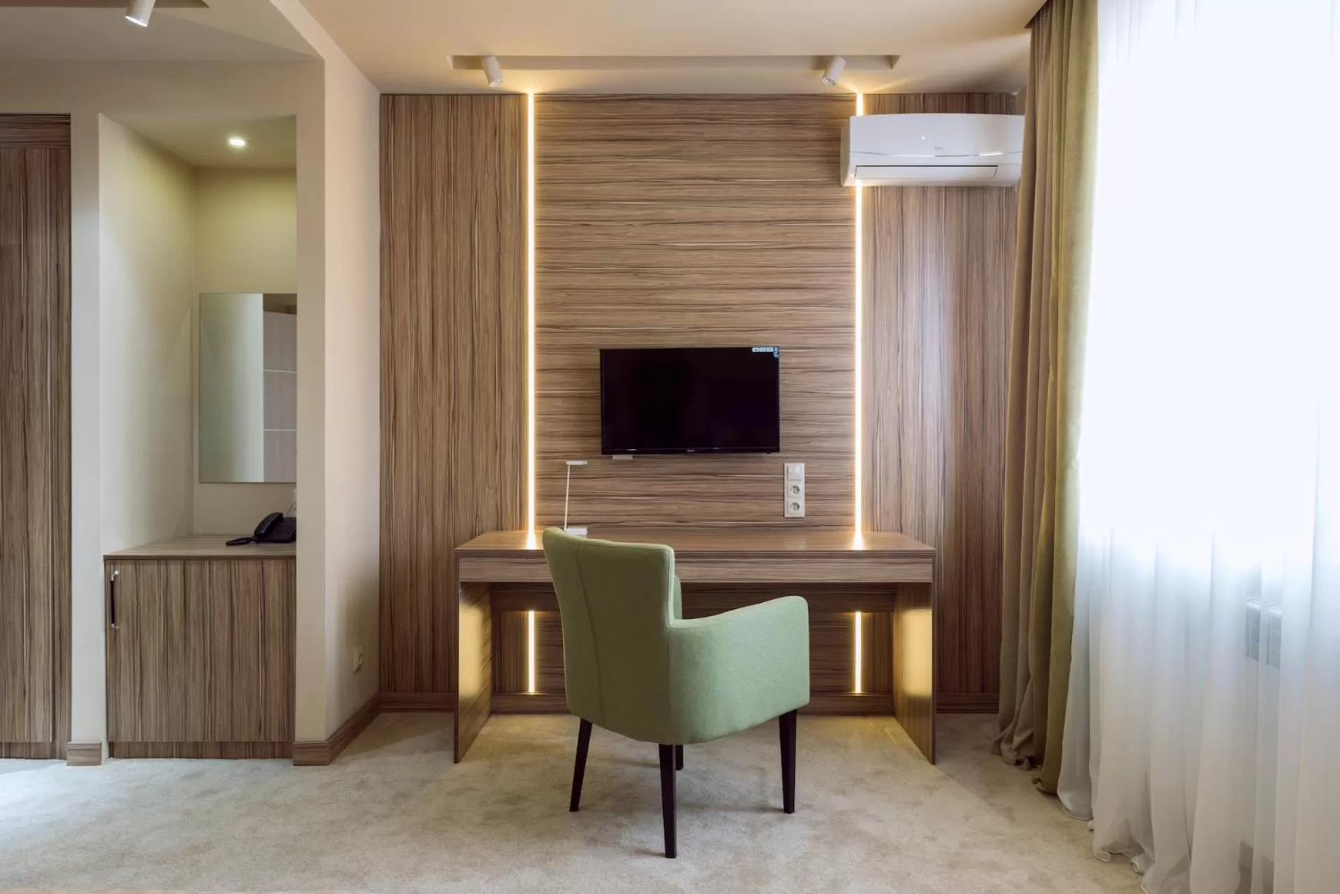 Seating area, TV/Entertainment Center in Come INN