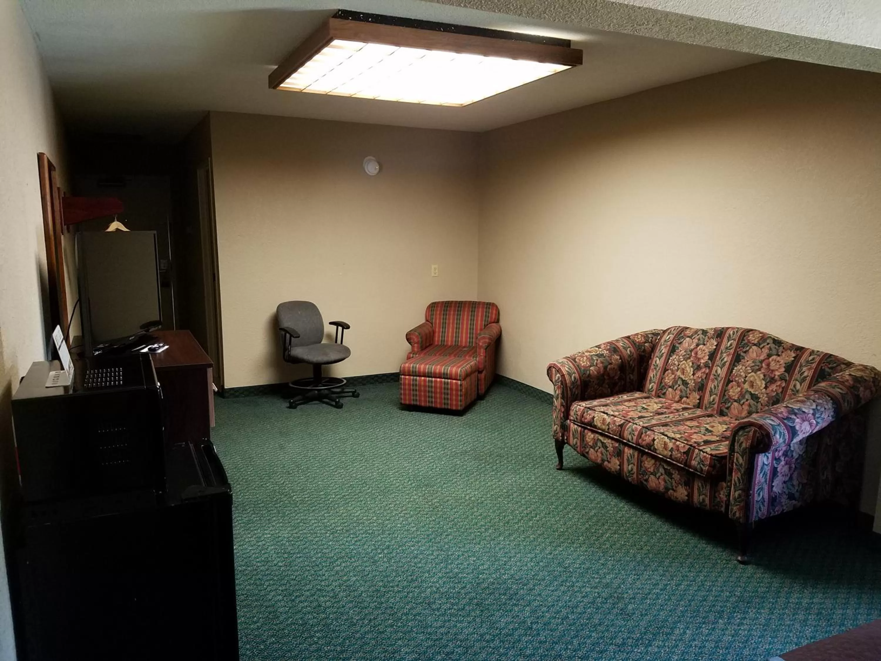 Living room in Super 8 by Wyndham Bentonville