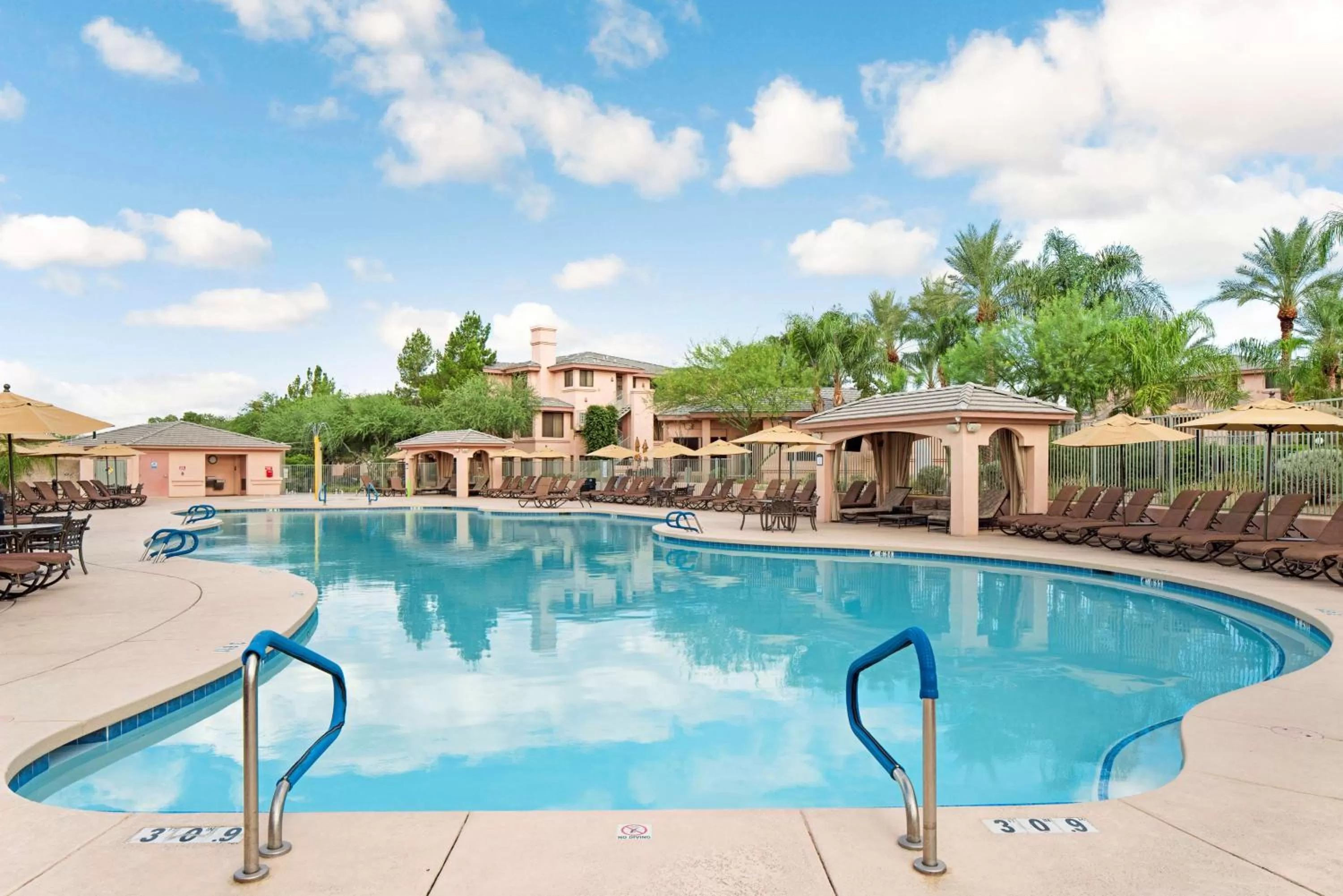 Swimming pool in Hilton Vacation Club Scottsdale Links Resort