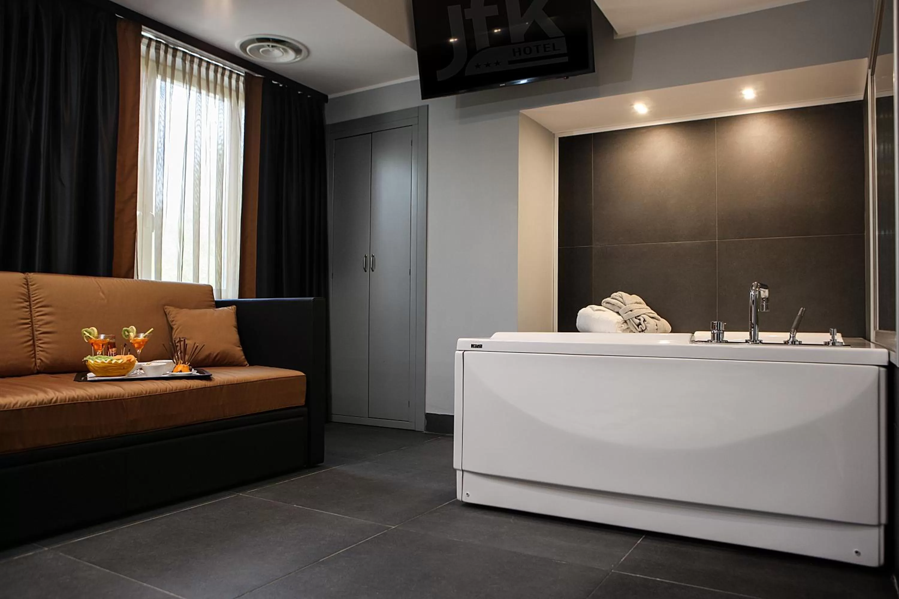 Hot Tub in Best Western JFK Hotel