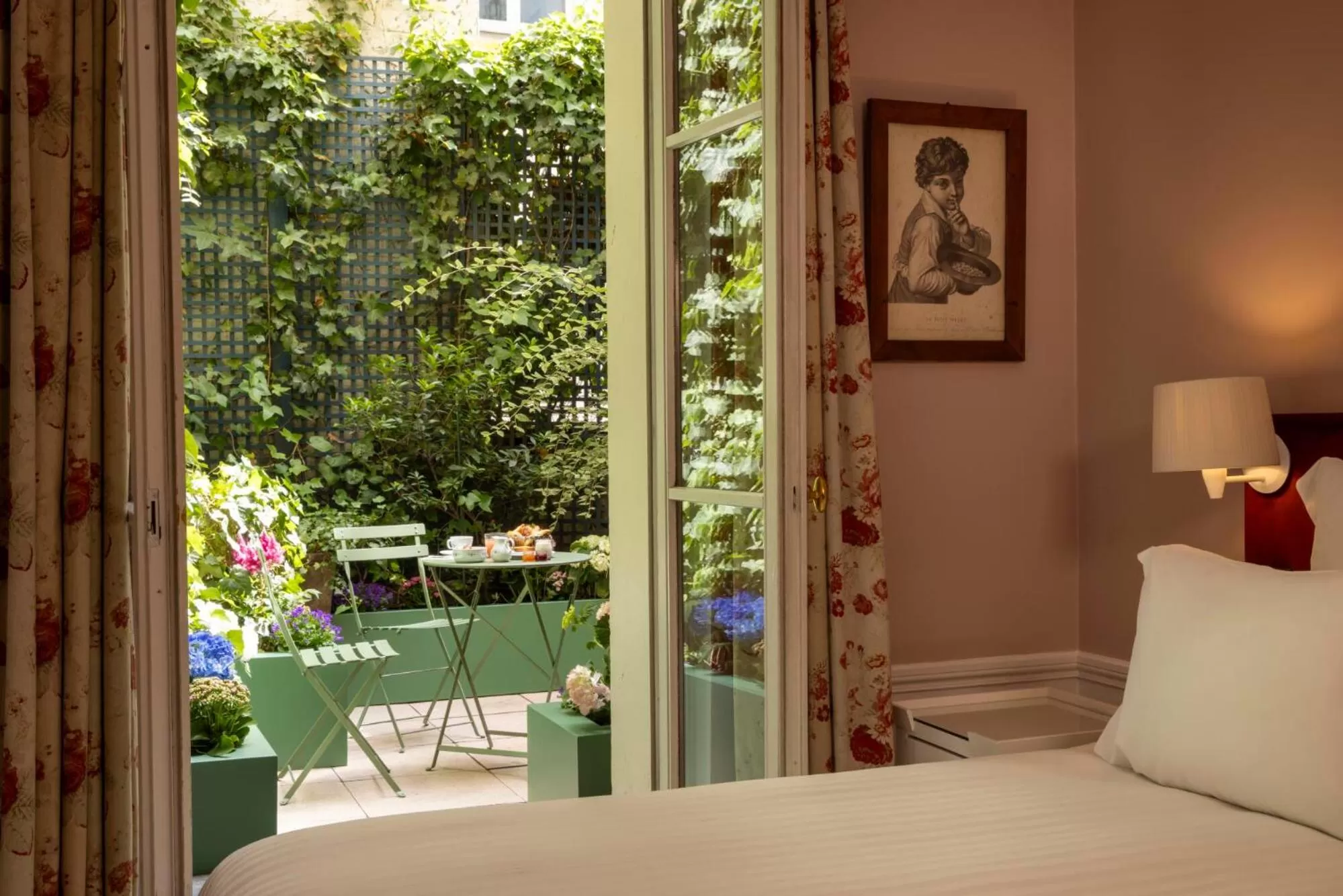 Breakfast, Bed in Hôtel Le Saint Gregoire