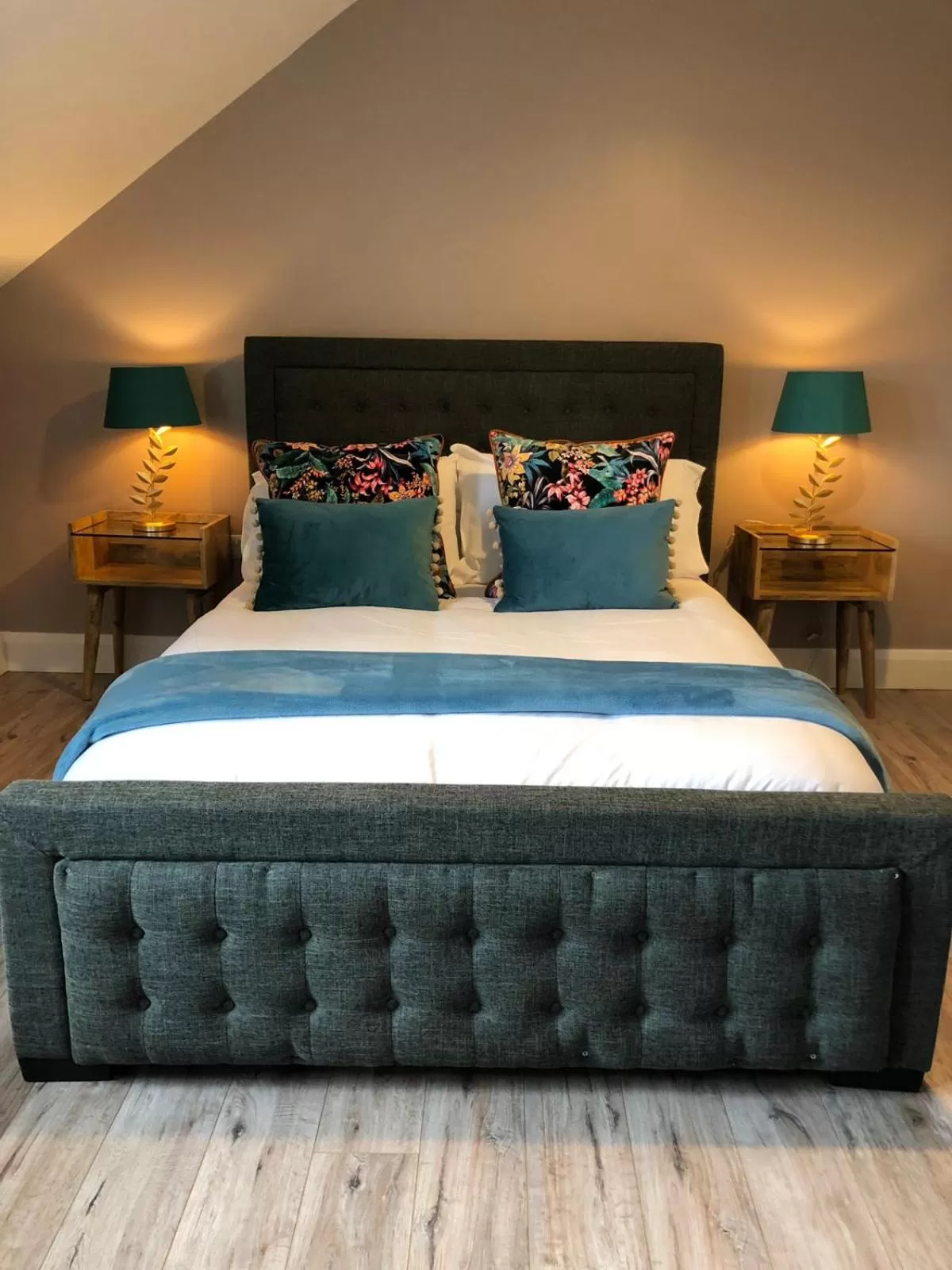 Bedroom, Bed in Titanic Guest 4 Star Boutique- Tourism NI certified- Free parking