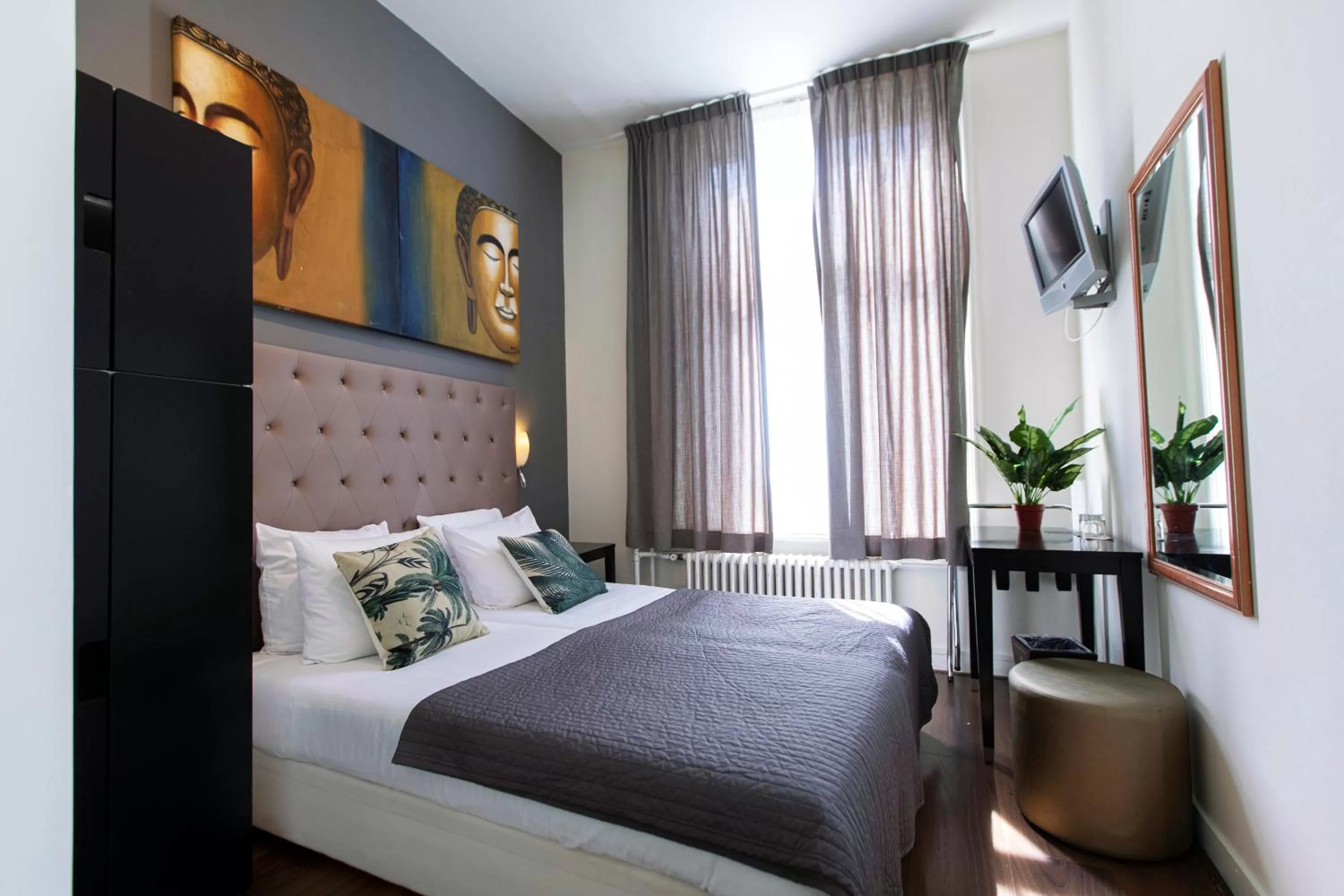 Bed in Quentin England Hotel