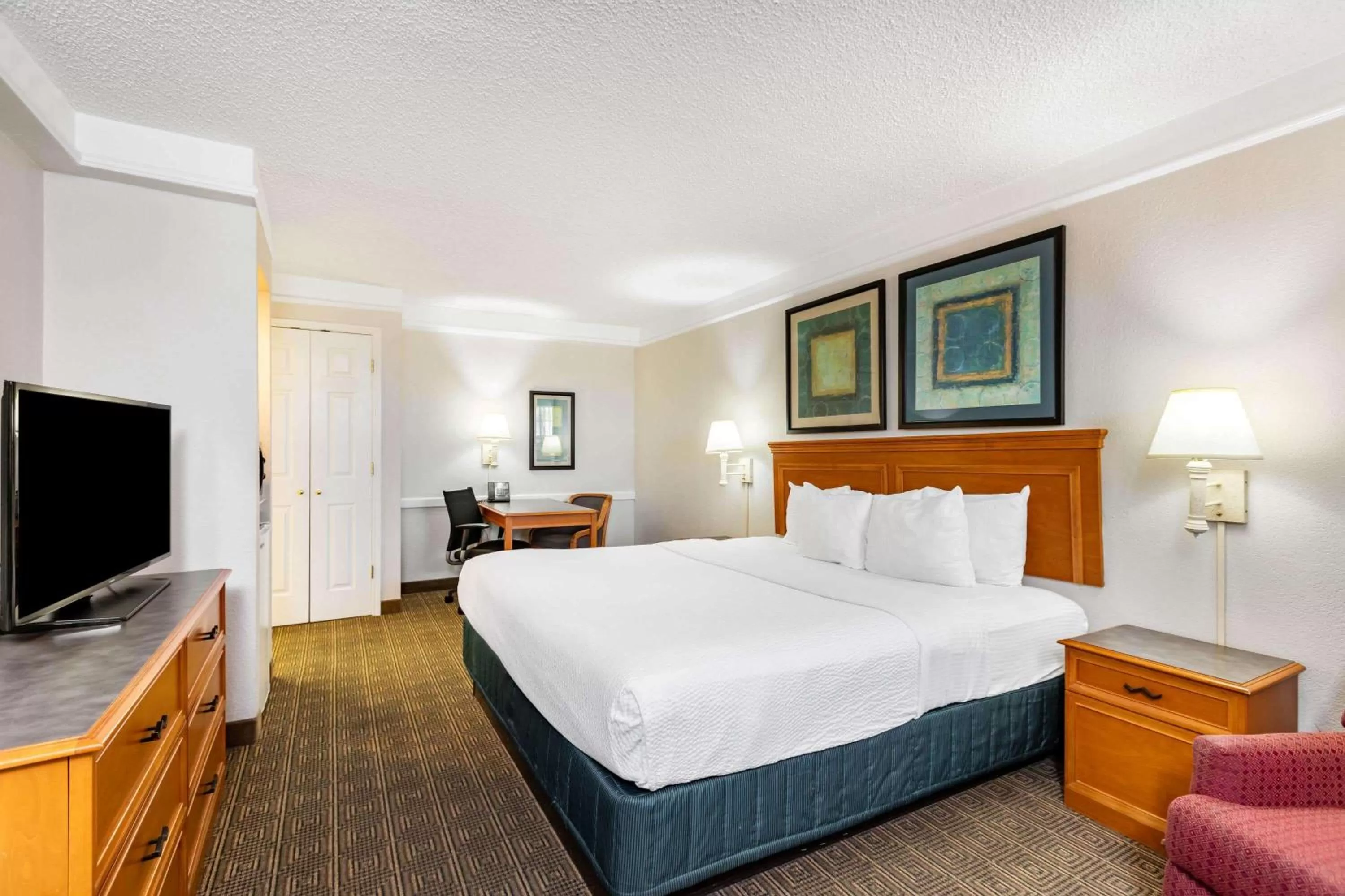 Photo of the whole room, Bed in La Quinta Inn by Wyndham El Paso West