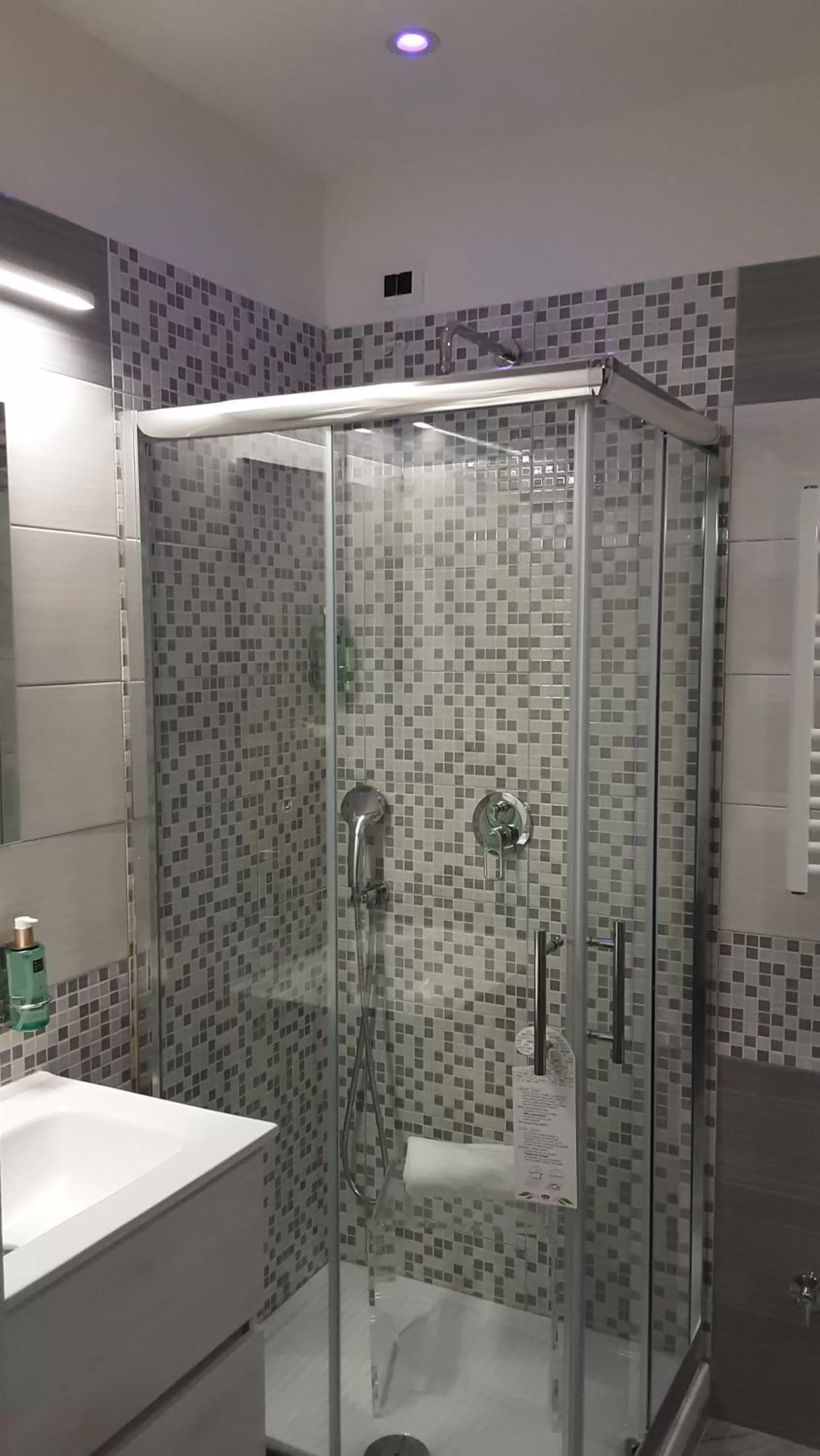 Shower in Hotel Calypso