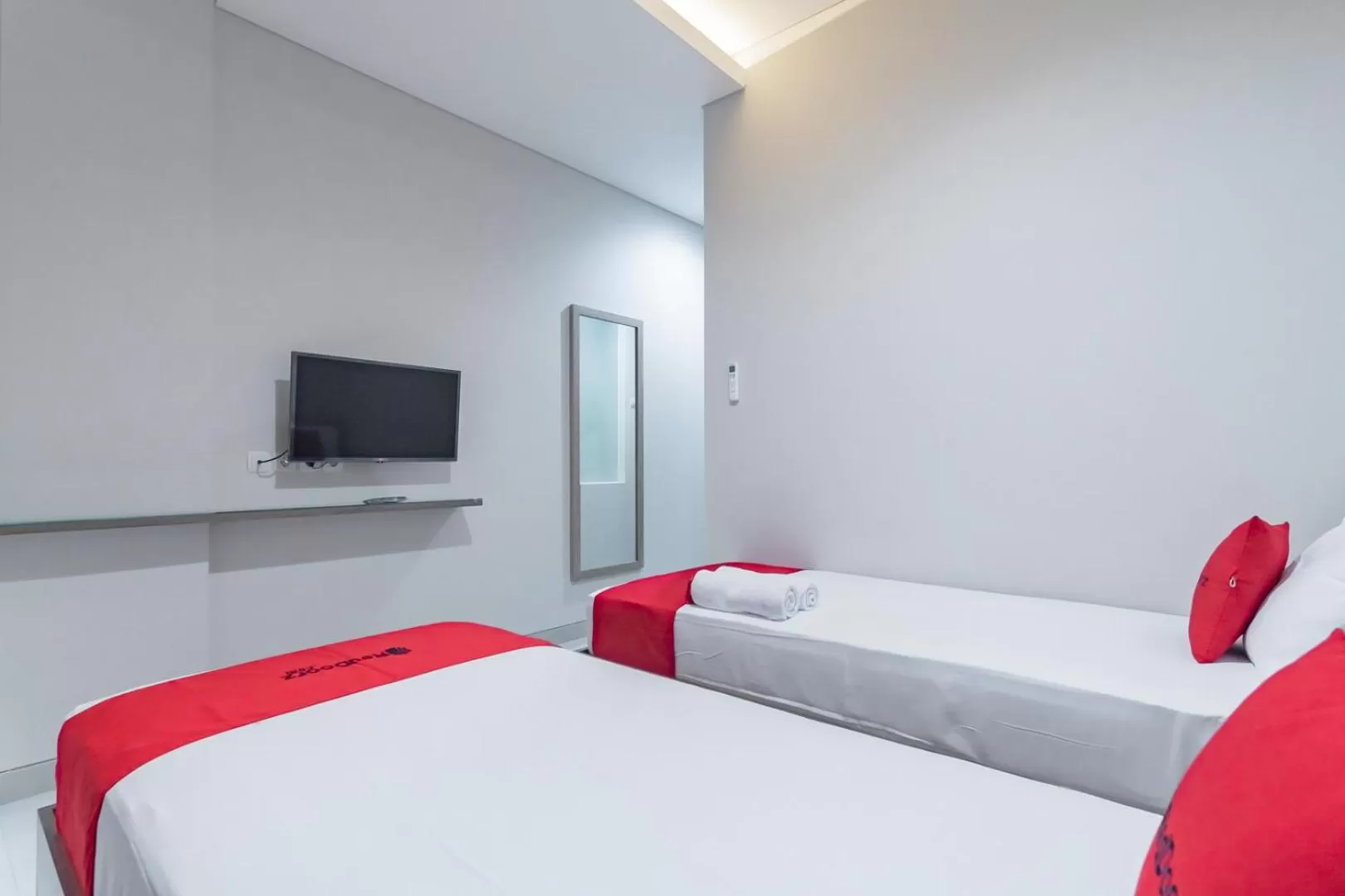 Bedroom, Bed in RedDoorz Plus @ Cirebon City Center